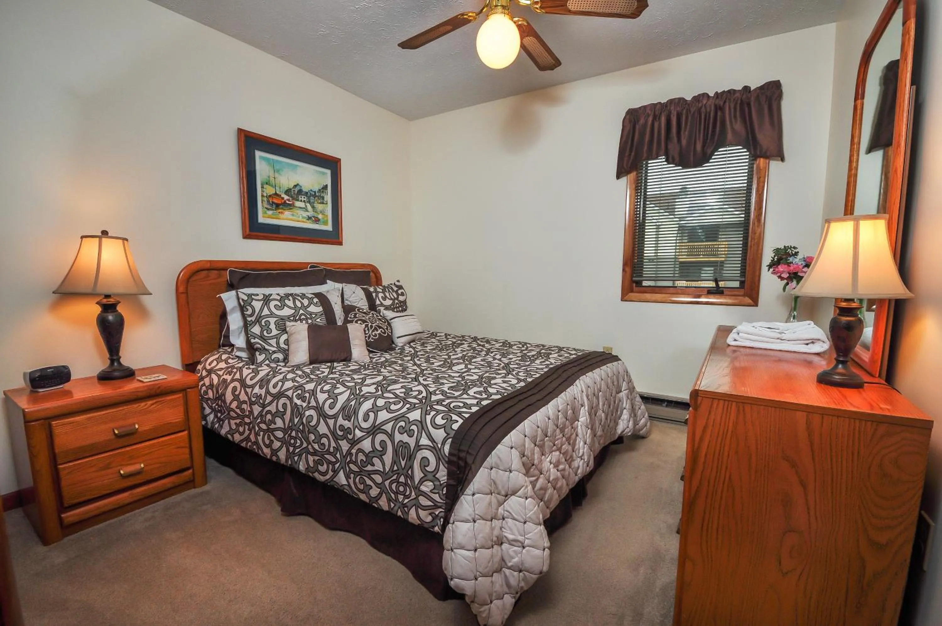 Bed in Ski Harbor 07