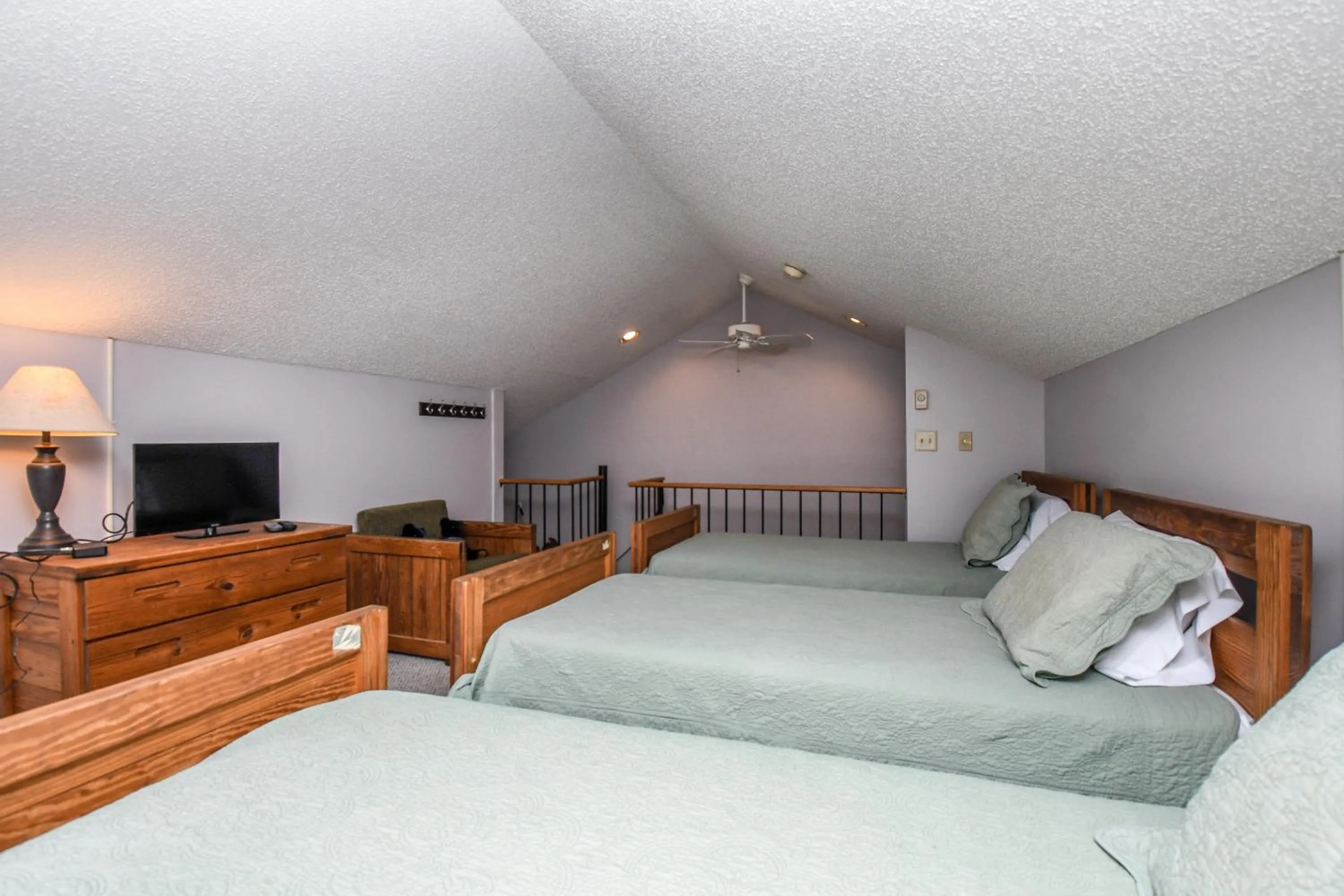 Bed in Pivots & Divots