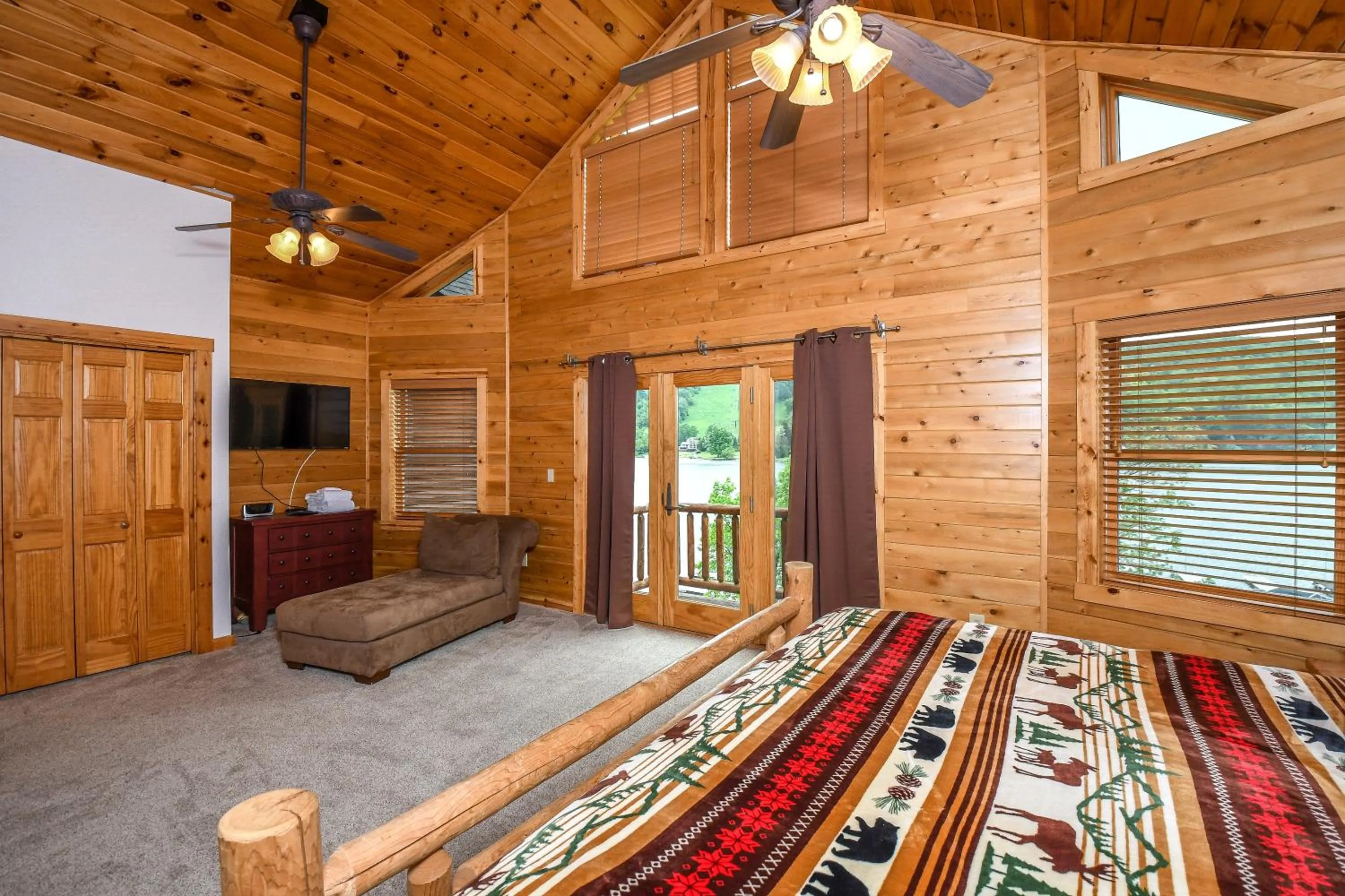 Property building, Bed in Cedar Shores Villa 03