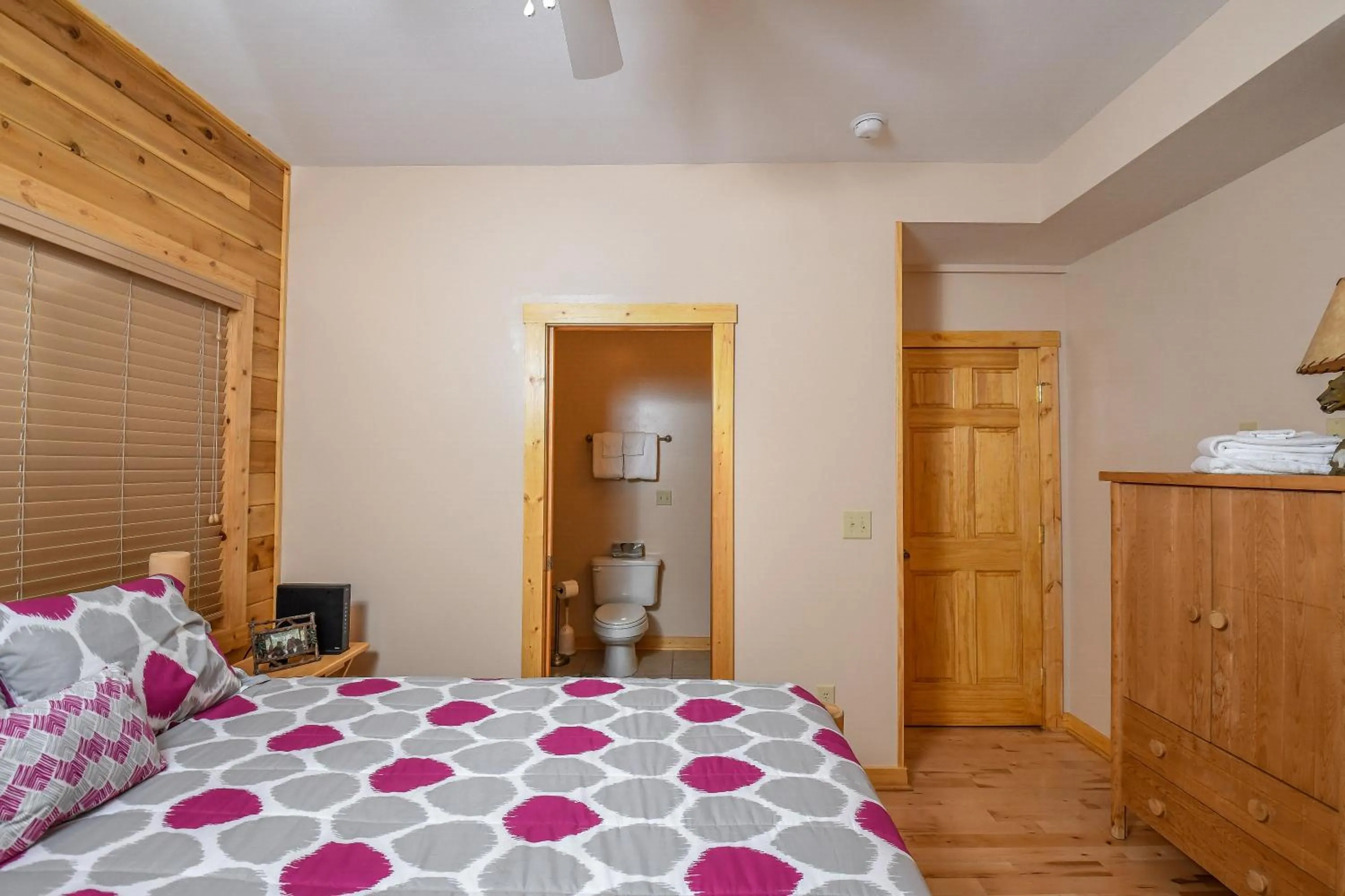 Property building, Bed in Cedar Shores Villa 03