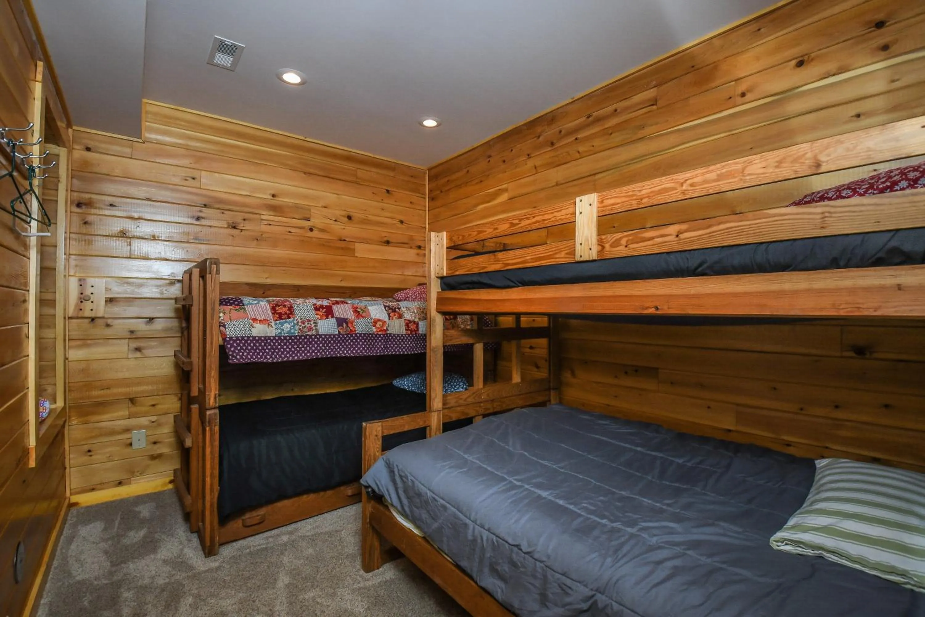 Property building, Bed in Cedar Shores Villa 03