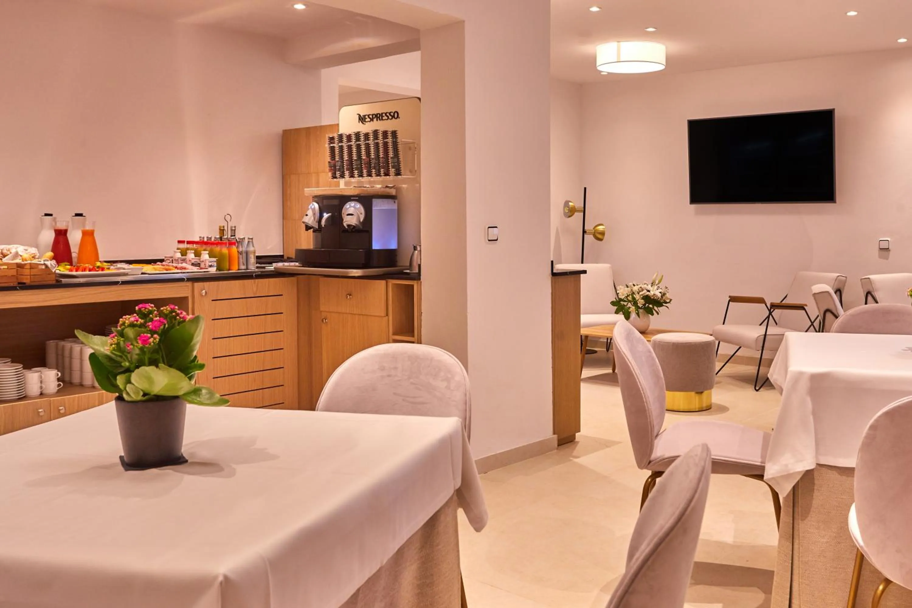 TV and multimedia in Secrets Mallorca Villamil Resort & Spa - Adults Only (+18)