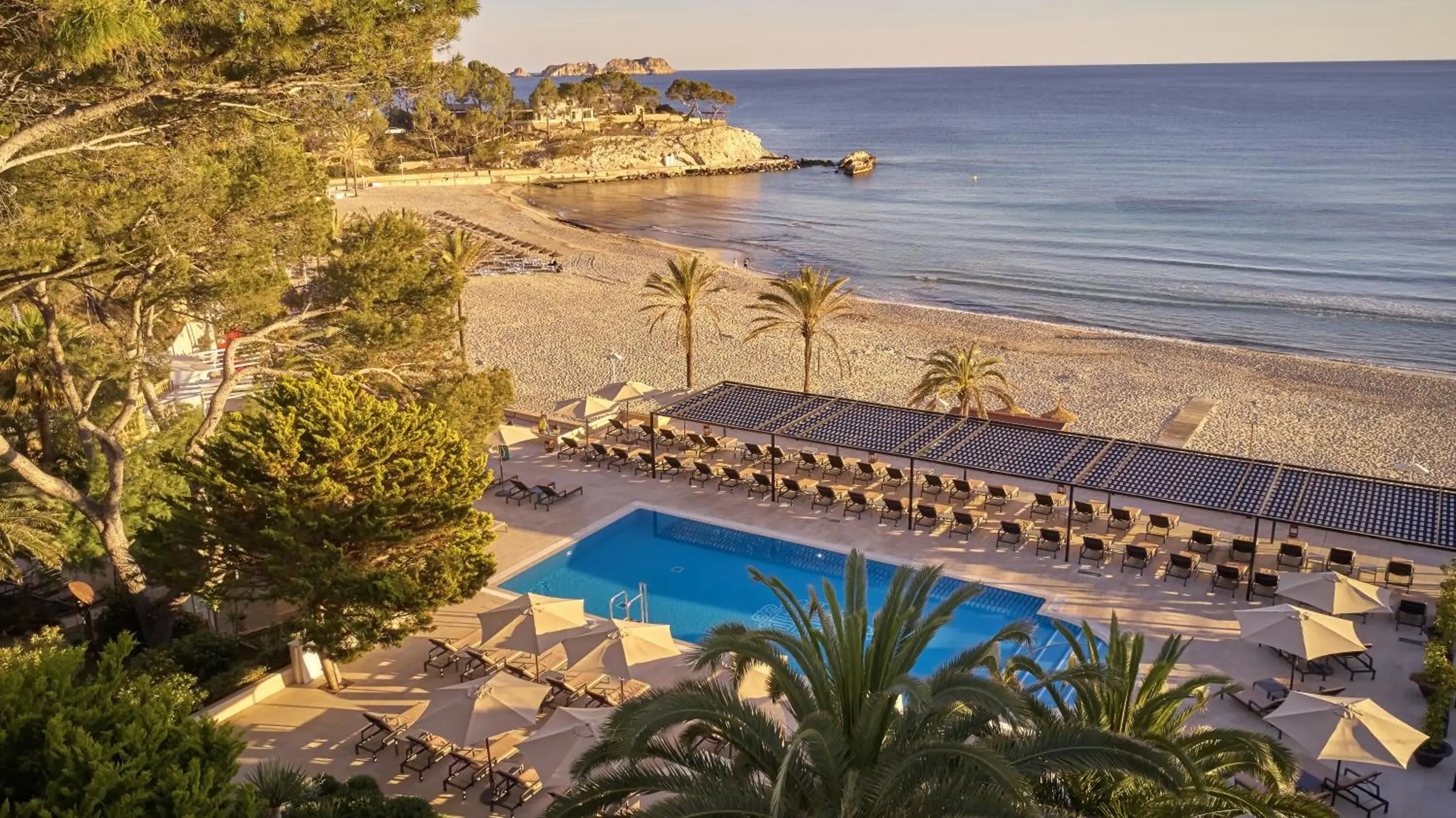 Swimming pool in Secrets Mallorca Villamil Resort & Spa - Adults Only (+18) Swimming pool in Secrets Mallorca Villamil Resort & Spa - Adults Only (+18)