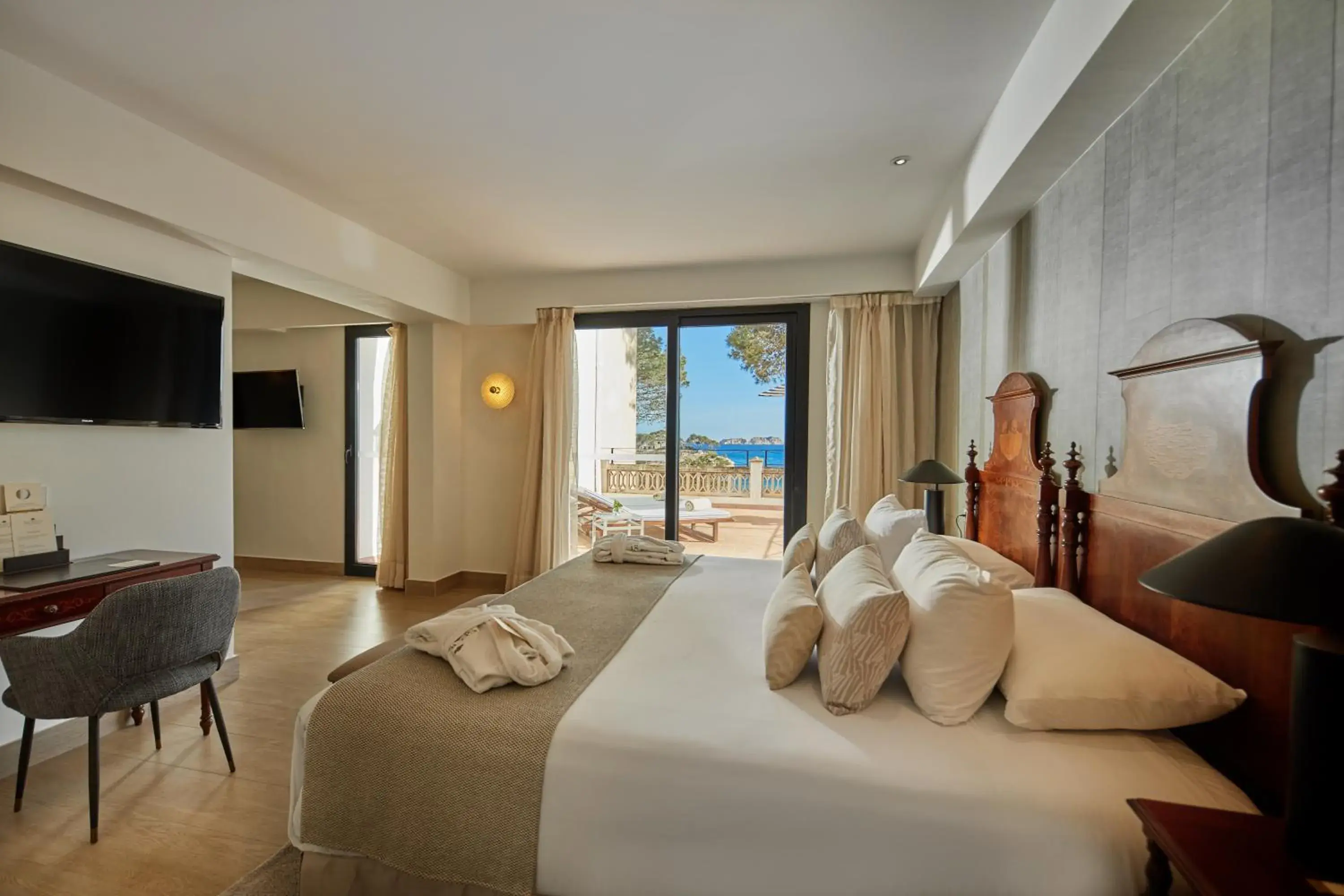 Preferred Club Master Suite Frontal Sea View in Secrets Mallorca Villamil Resort & Spa - Adults Only (+18) Preferred Club Master Suite Frontal Sea View in Secrets Mallorca Villamil Resort & Spa - Adults Only (+18)