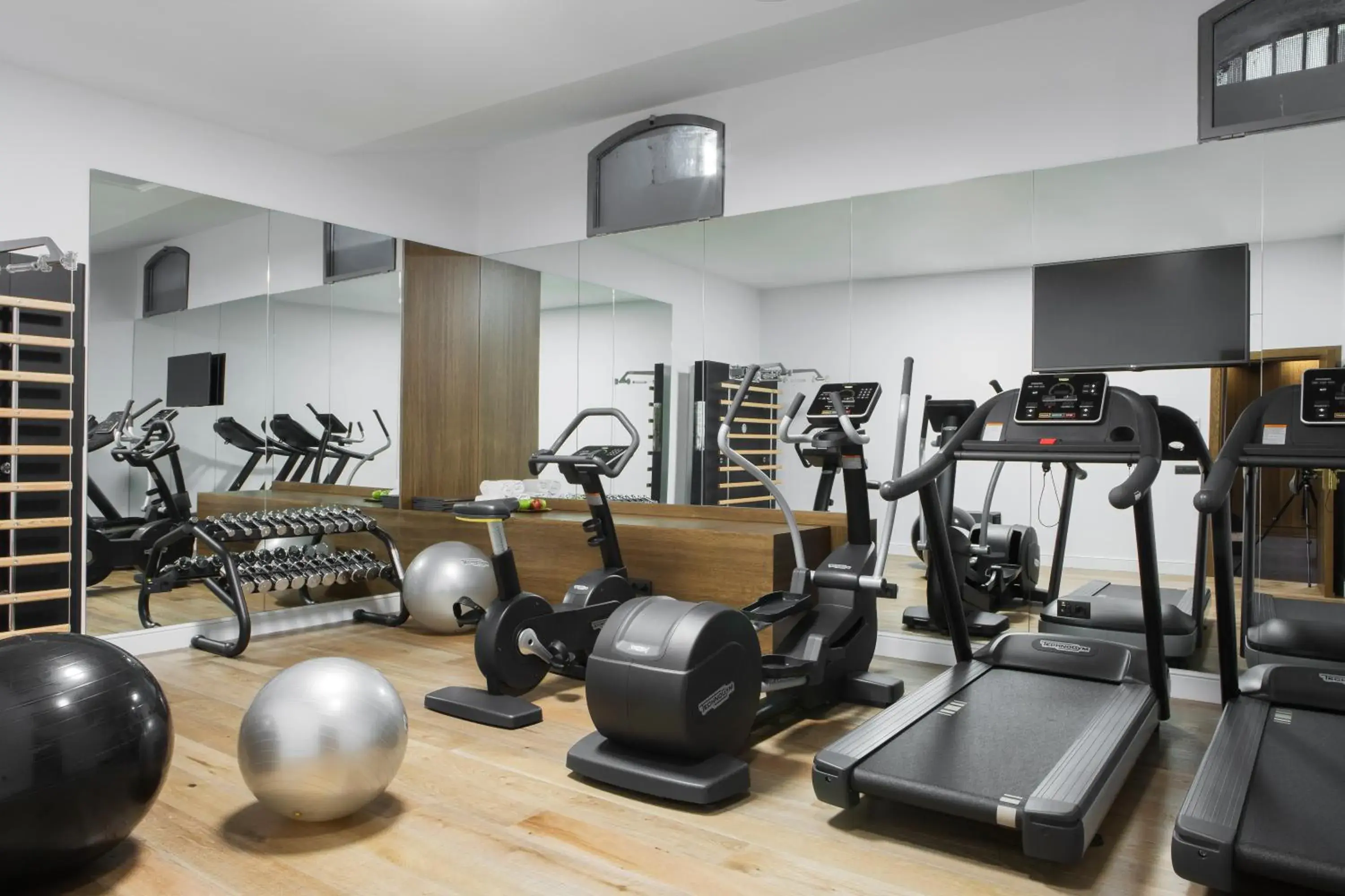 Fitness centre/facilities in TÓTEM Madrid, a Small Luxury Hotel of the World Fitness centre/facilities in TÓTEM Madrid, a Small Luxury Hotel of the World