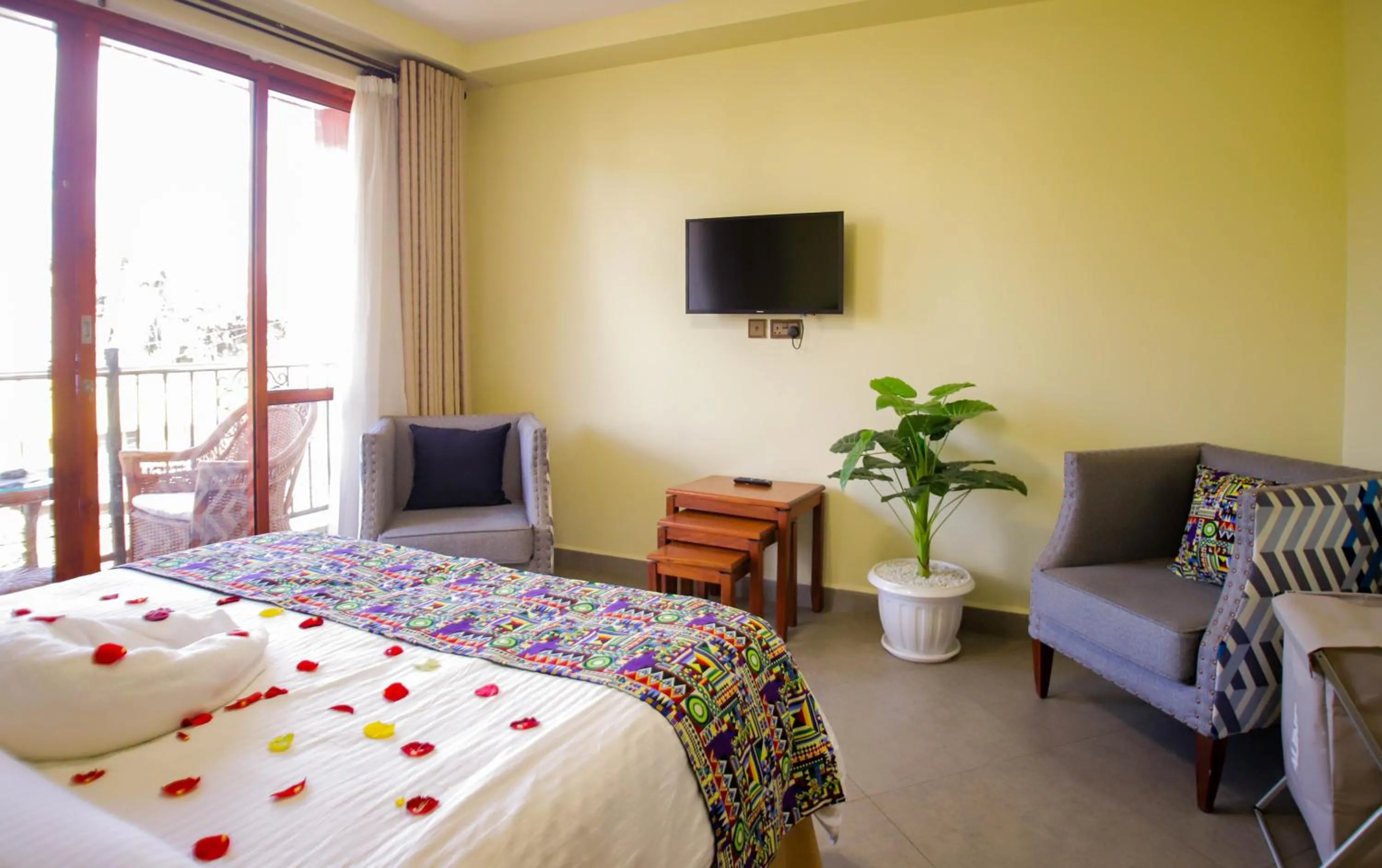 Communal lounge/ TV room, Bed in Lantern Serviced Apartments