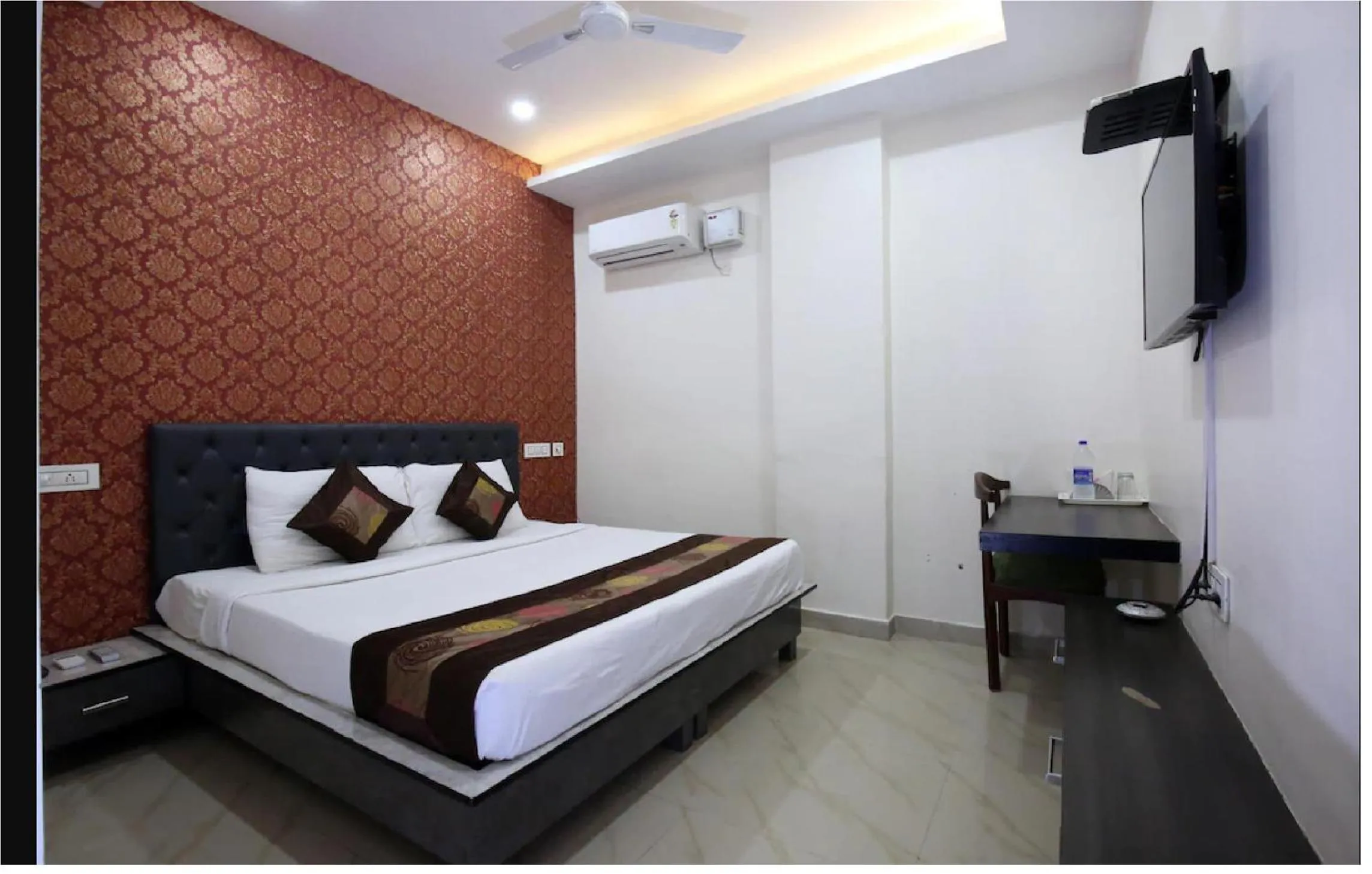 Bed in Hotel Cross Road By WB Inn