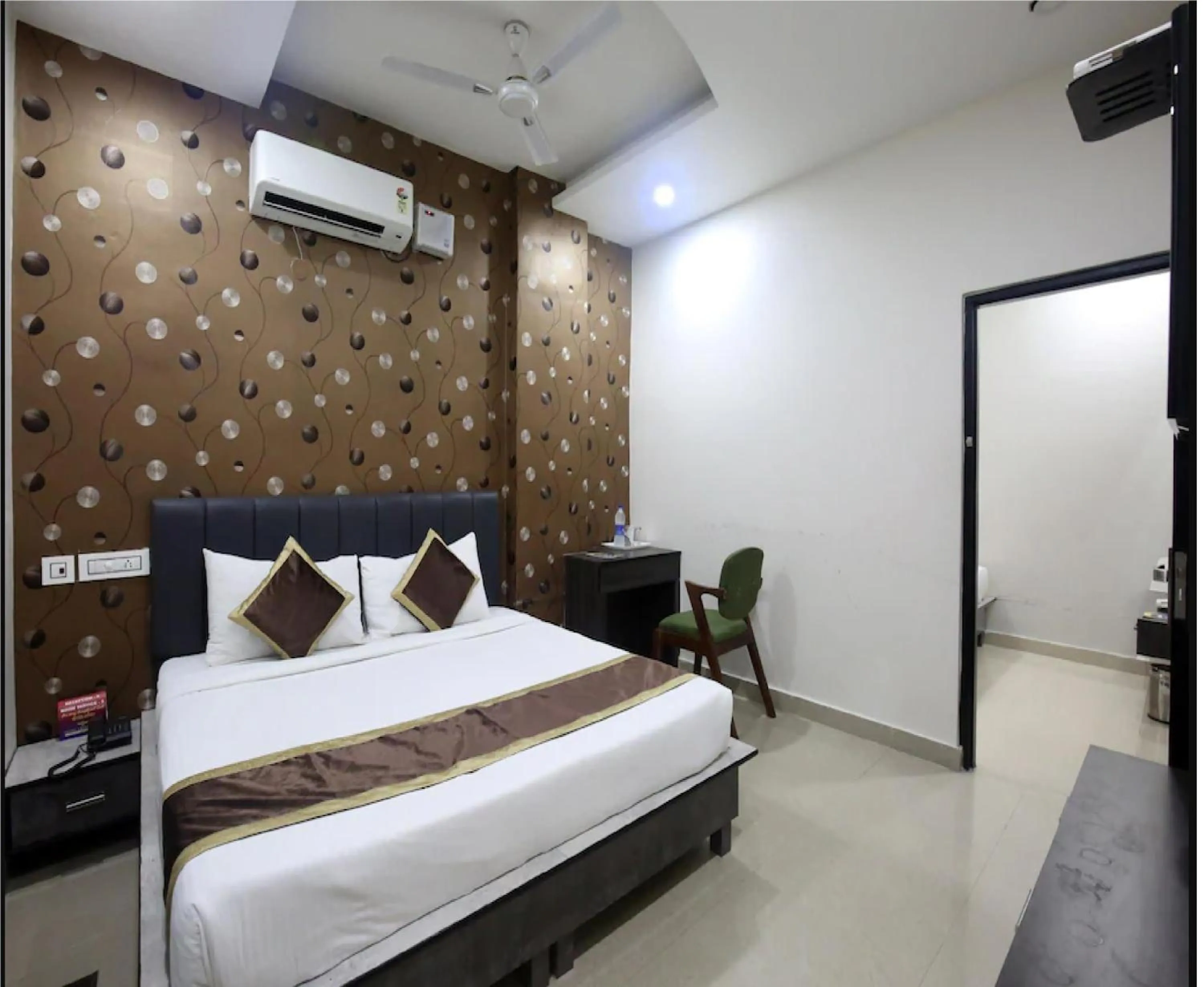 Bed in Hotel Cross Road By WB Inn