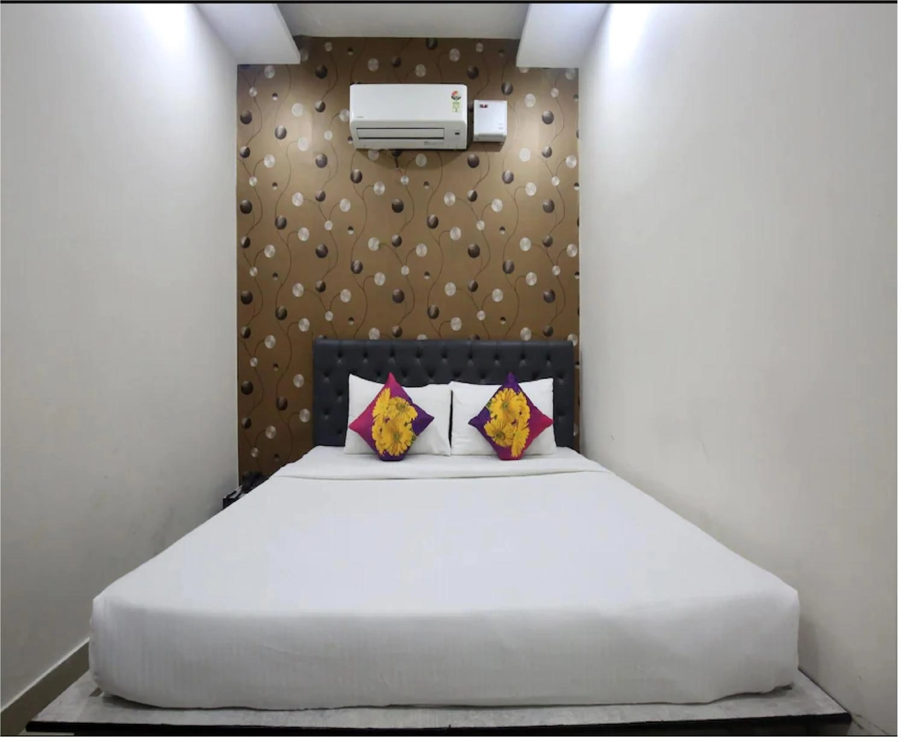 Bed in Hotel Cross Road By WB Inn