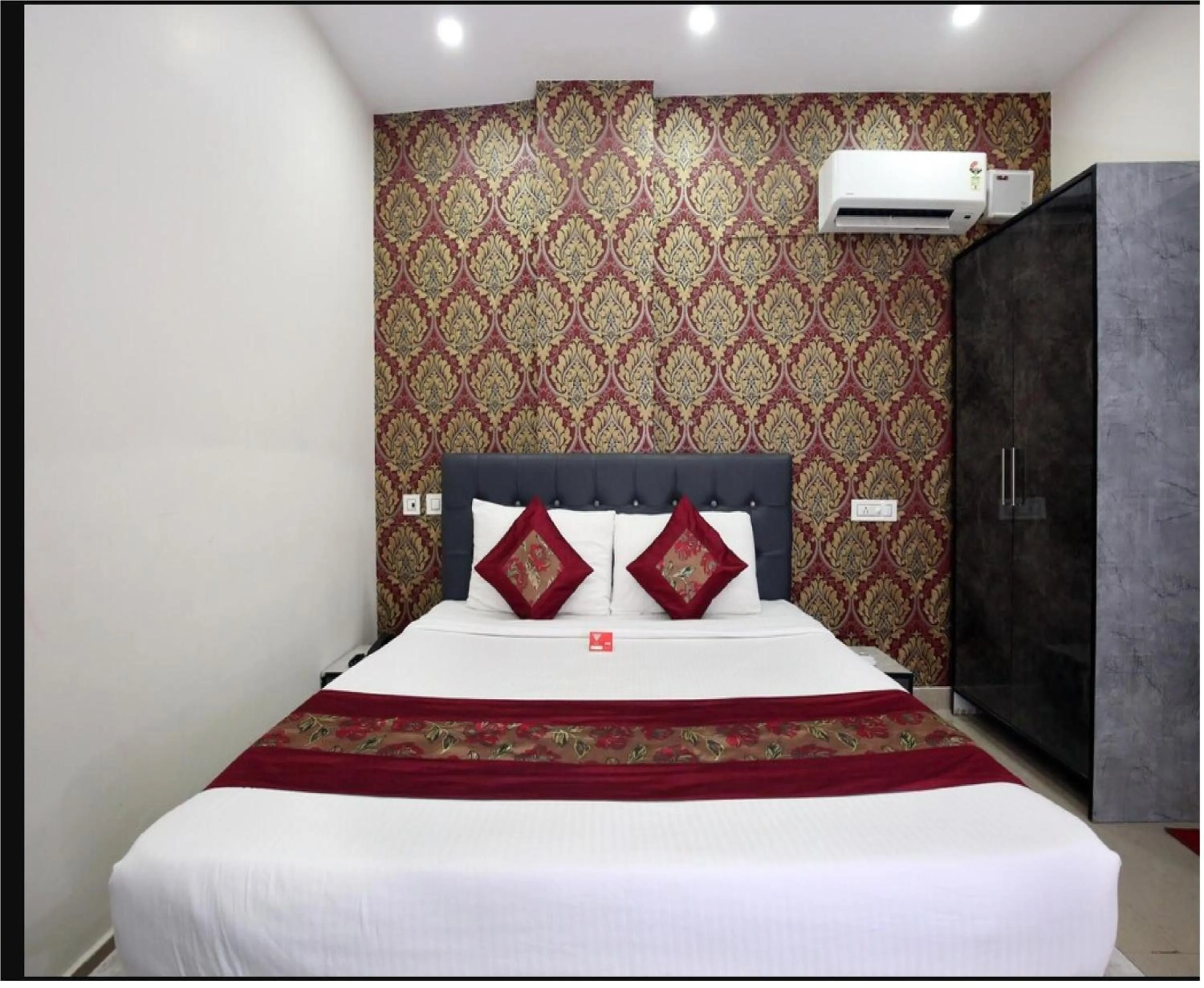 Bed in Hotel Cross Road By WB Inn