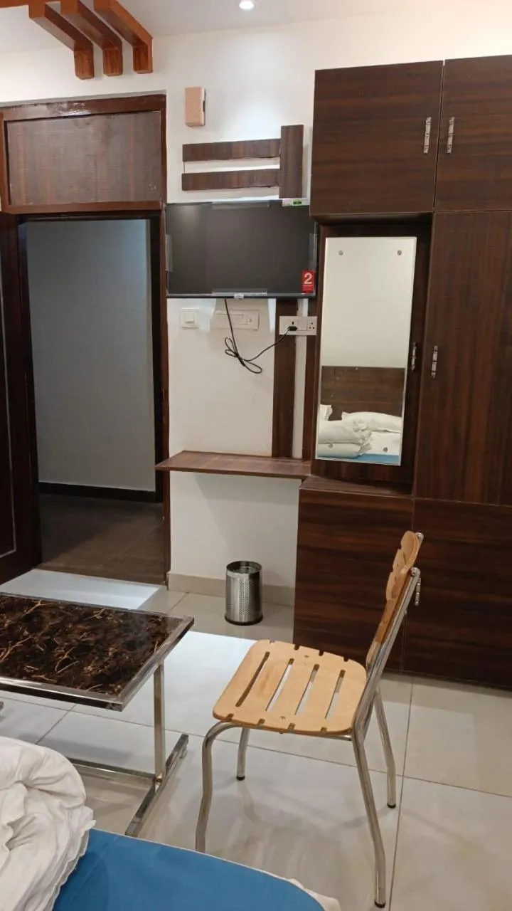 Dining area, Kitchen/Kitchenette in Hotel Cross Road By WB Inn