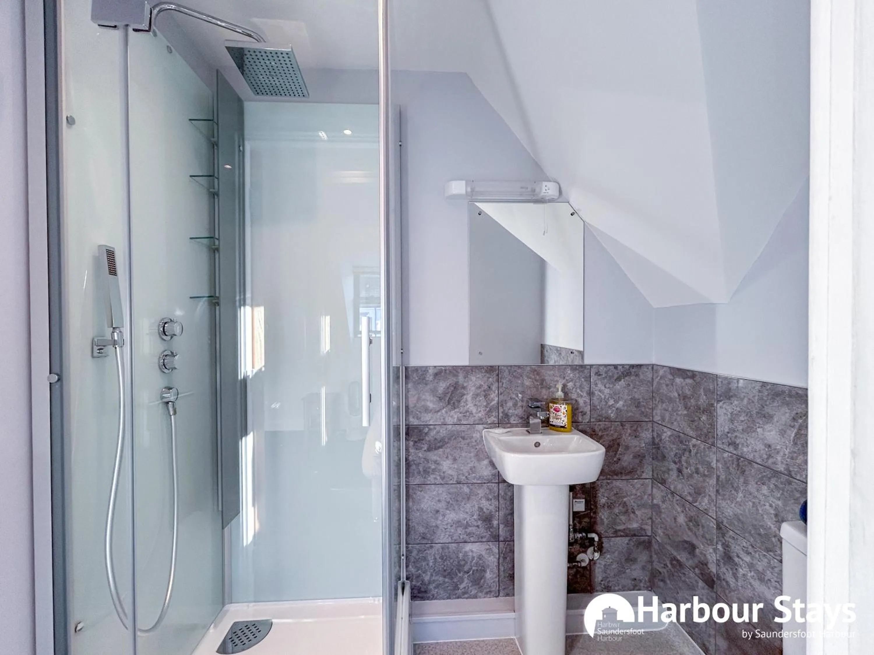 Shower in Harbour Stays at Ocean Square