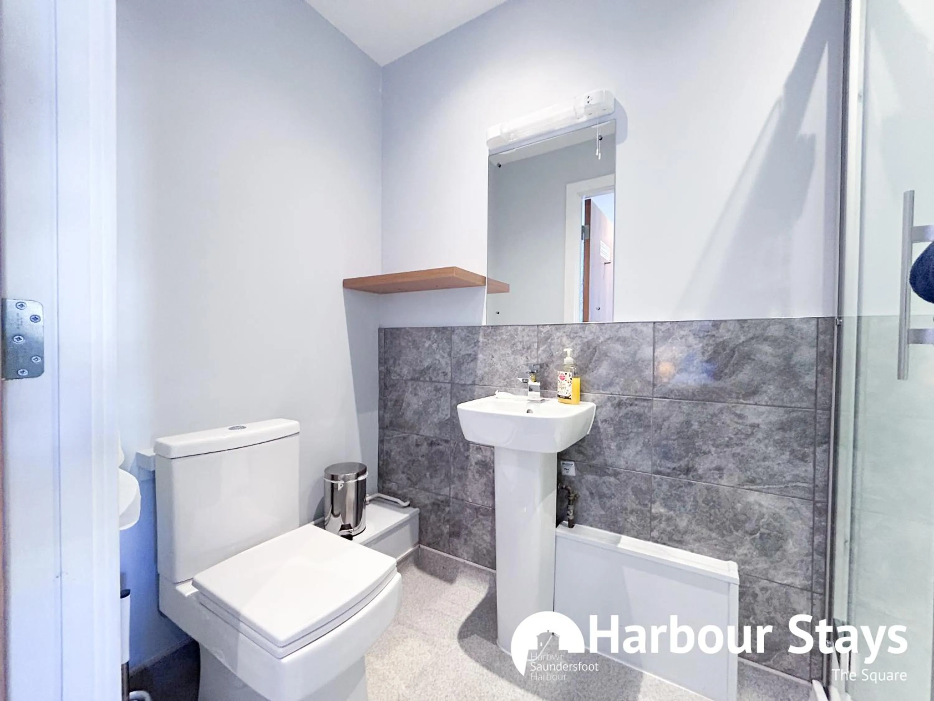Shower in Harbour Stays at Ocean Square