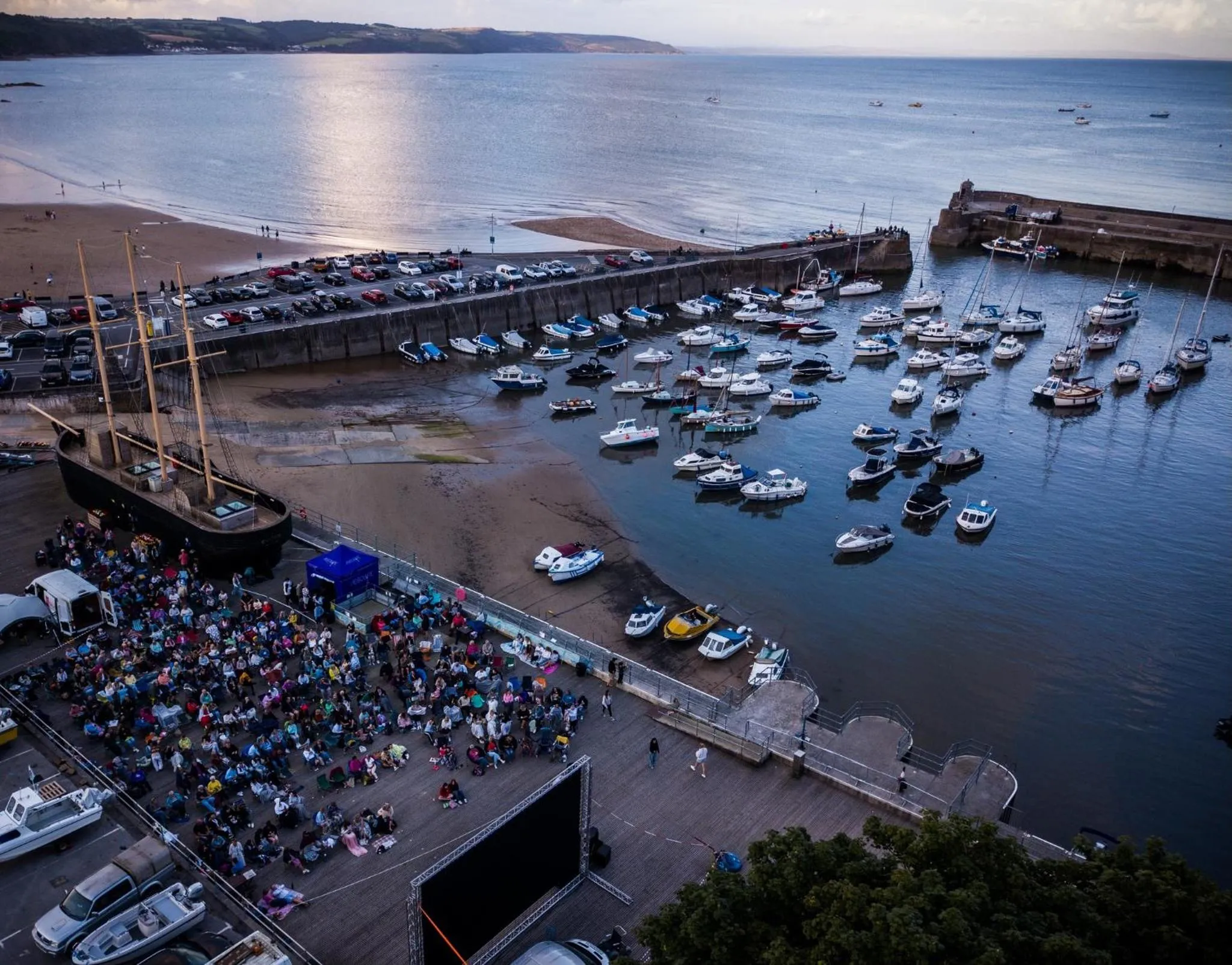 Evening entertainment in Harbour Stays at Ocean Square