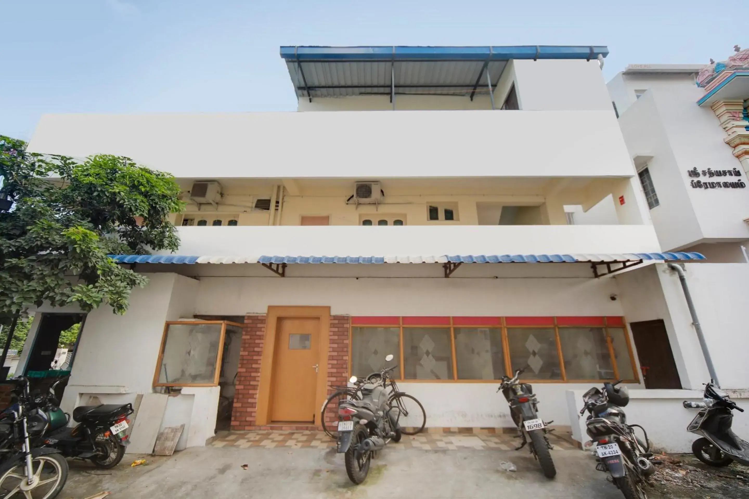 Property building in Hotel Yadvik Property building in Hotel Yadvik