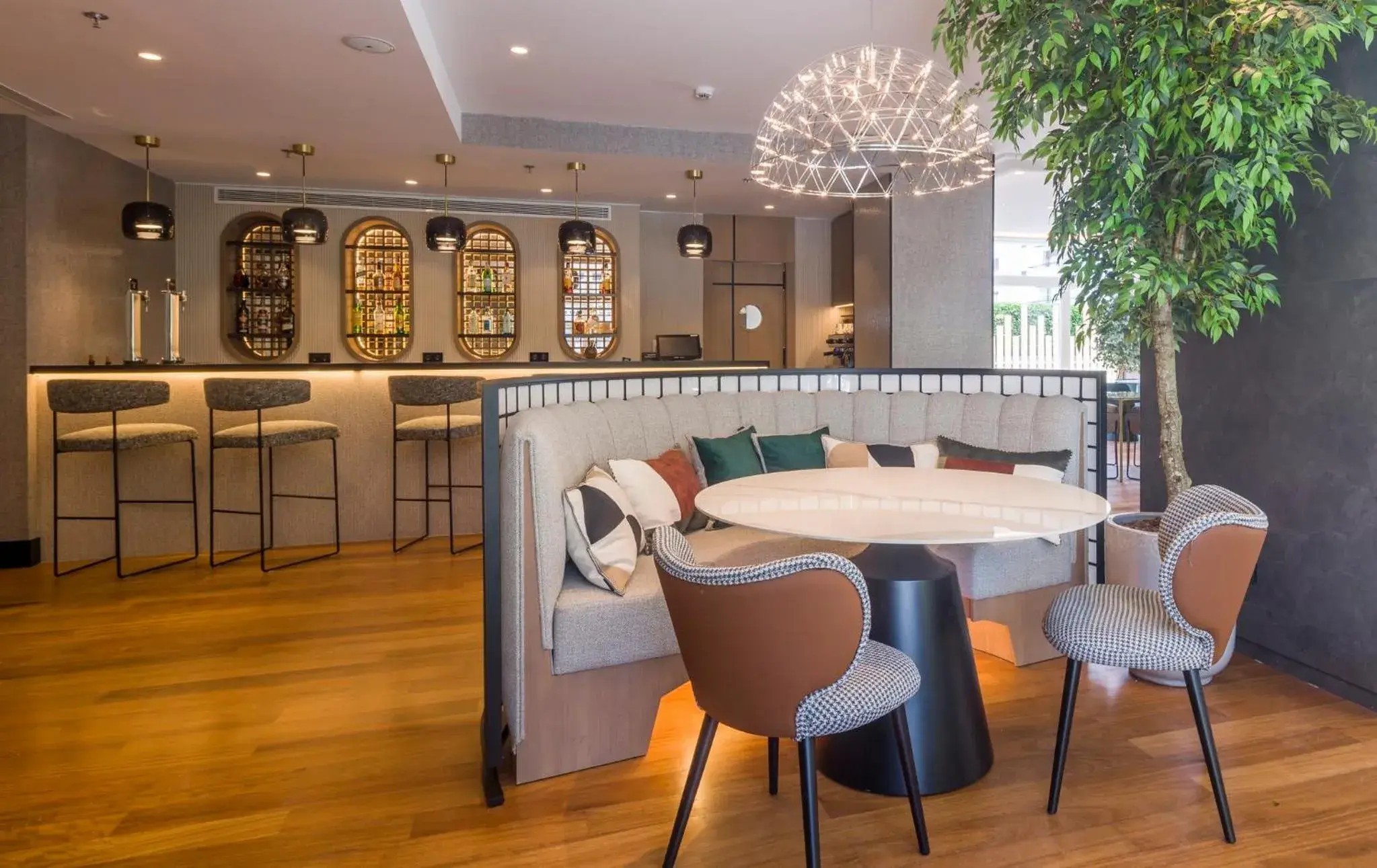 Lounge or bar in Hotel Ilunion San Sebastián Lounge or bar in Hotel Ilunion San Sebastián