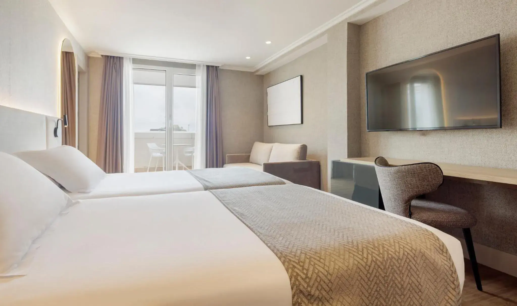 Bedroom, Bed in Hotel Ilunion San Sebastián Bedroom, Bed in Hotel Ilunion San Sebastián