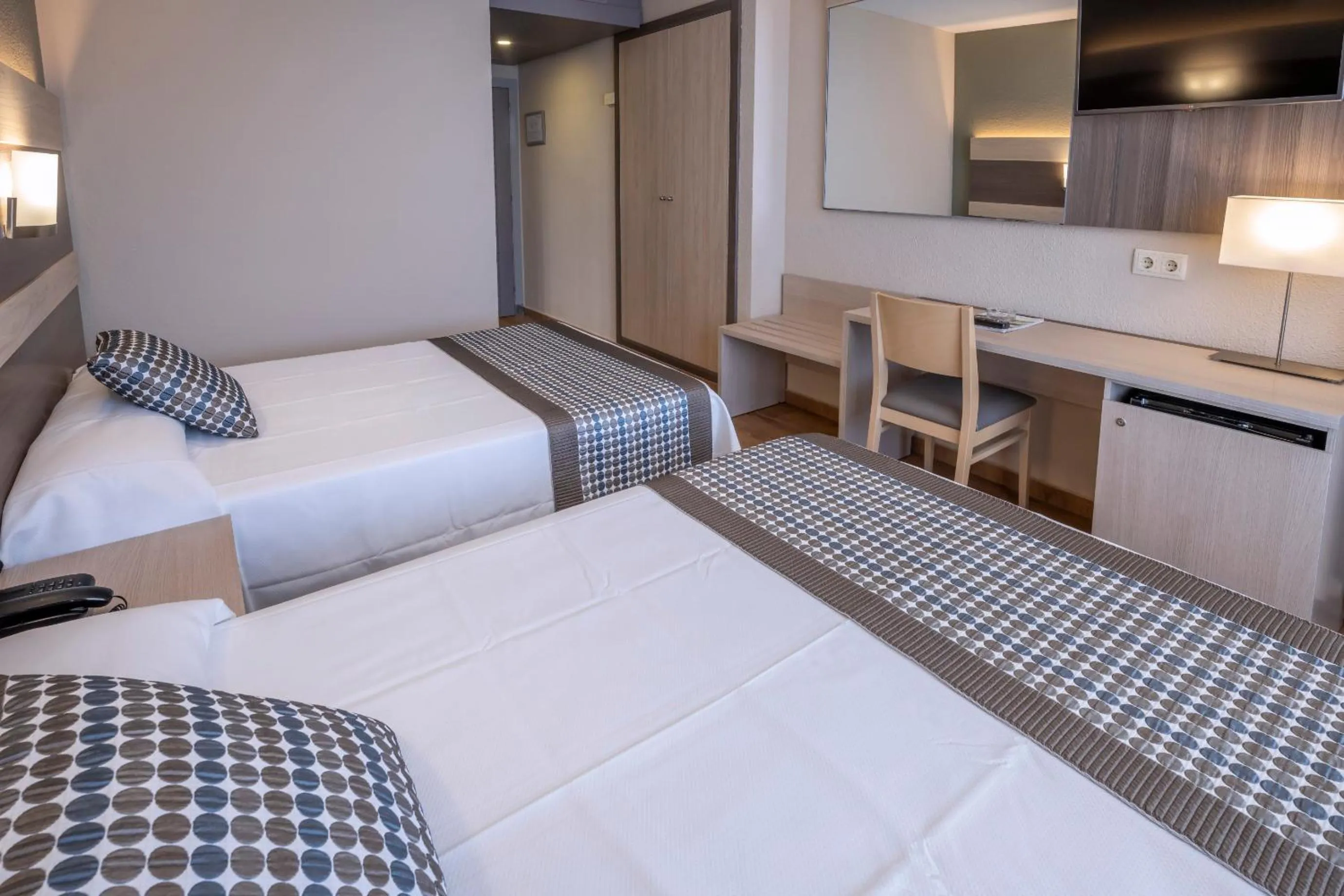 Photo of the whole room, Bed in 4R Playa Park