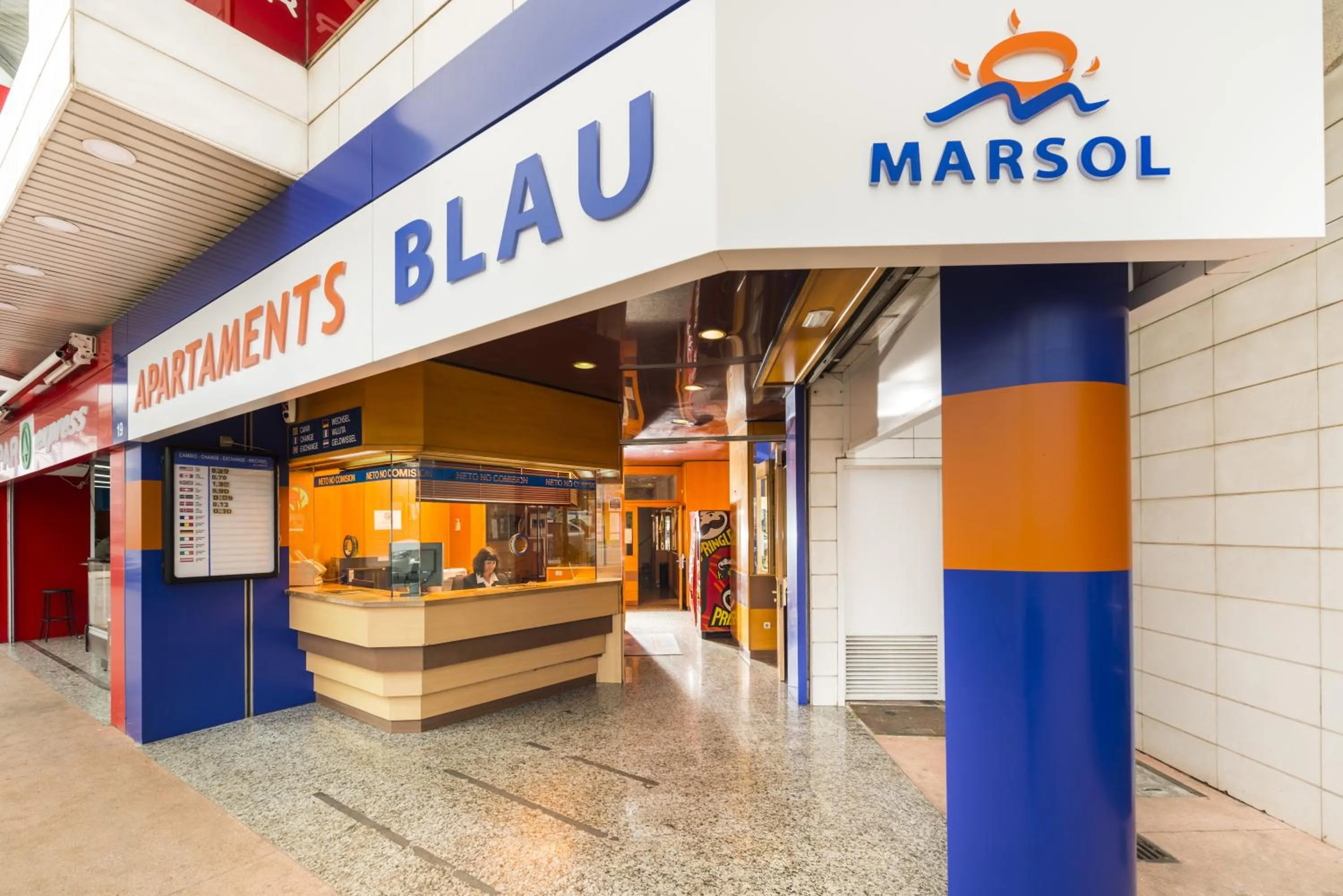 Facade/entrance in Apartaments Blau by Marsol