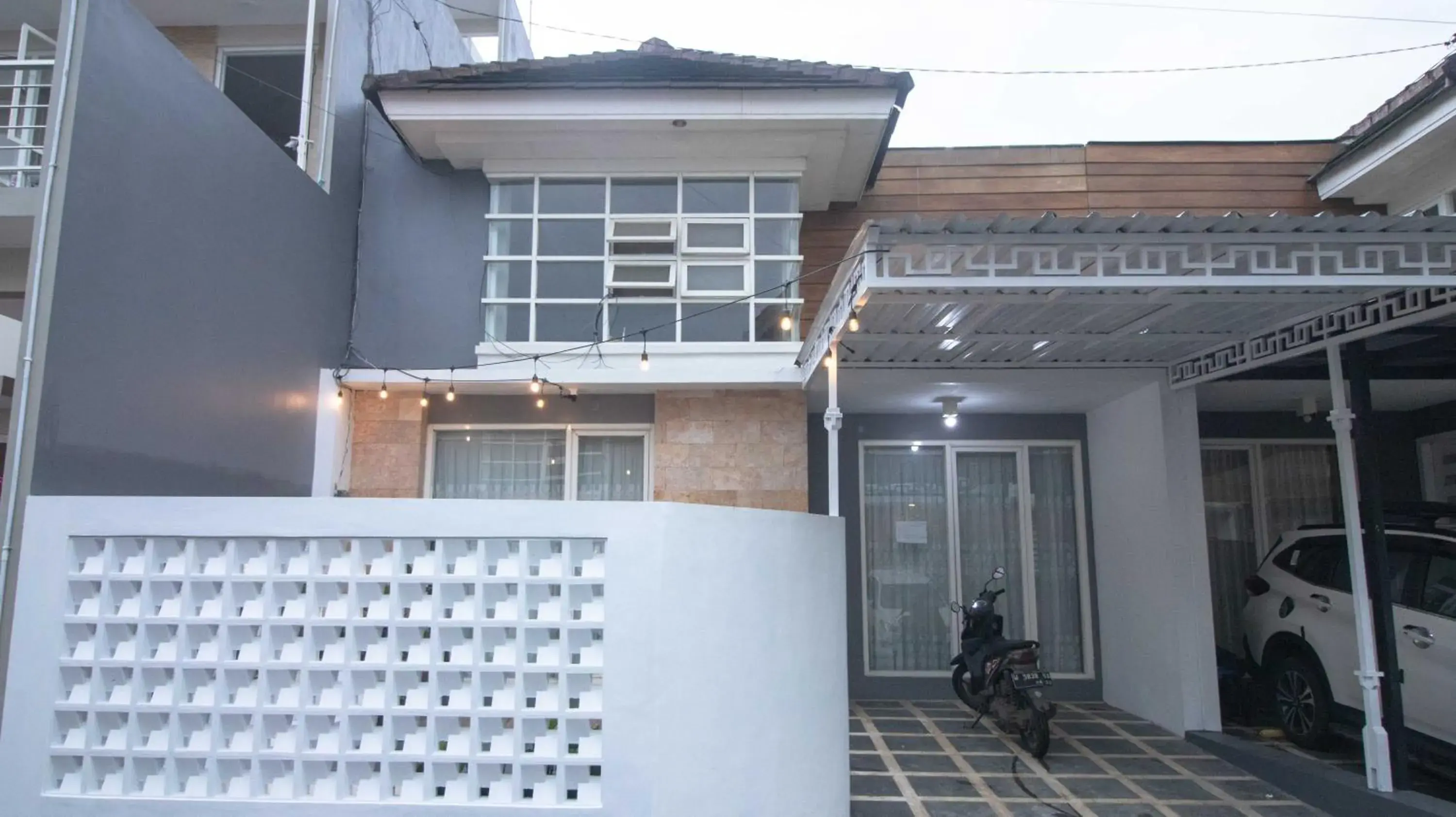 Property building in Villa Shiny with Karaoke & Chill Spot Property building in Villa Shiny with Karaoke & Chill Spot