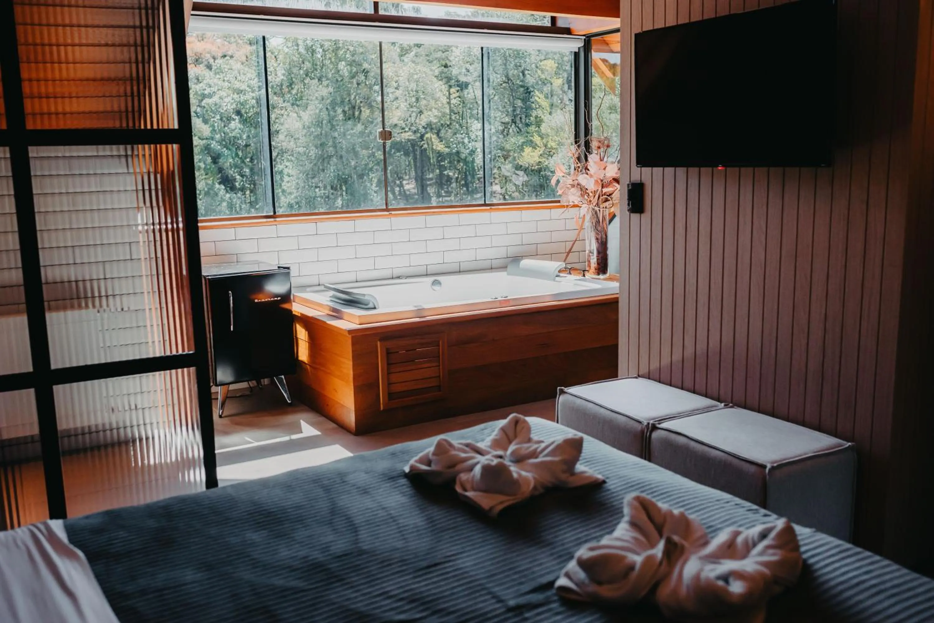 Hot Tub, Bed in WoodStone Hotel Fazenda
