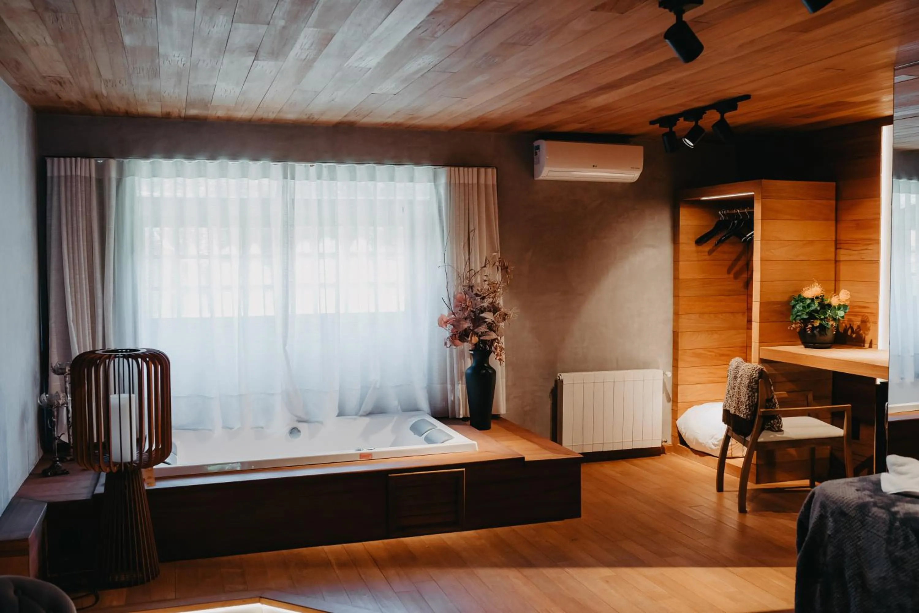 Hot Tub, Bed in WoodStone Hotel Fazenda