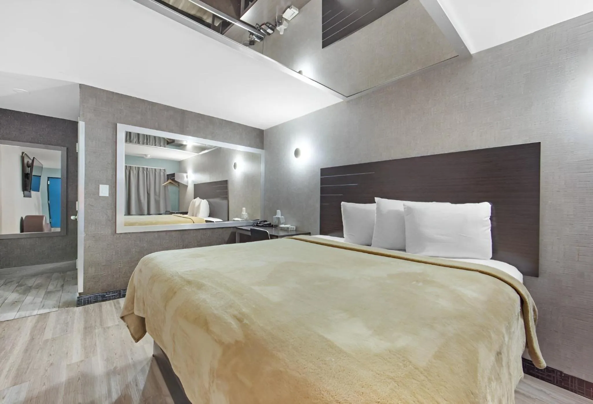 Bedroom, Bed in Hotel OPUS Bronx Near Bay Plaza Mall