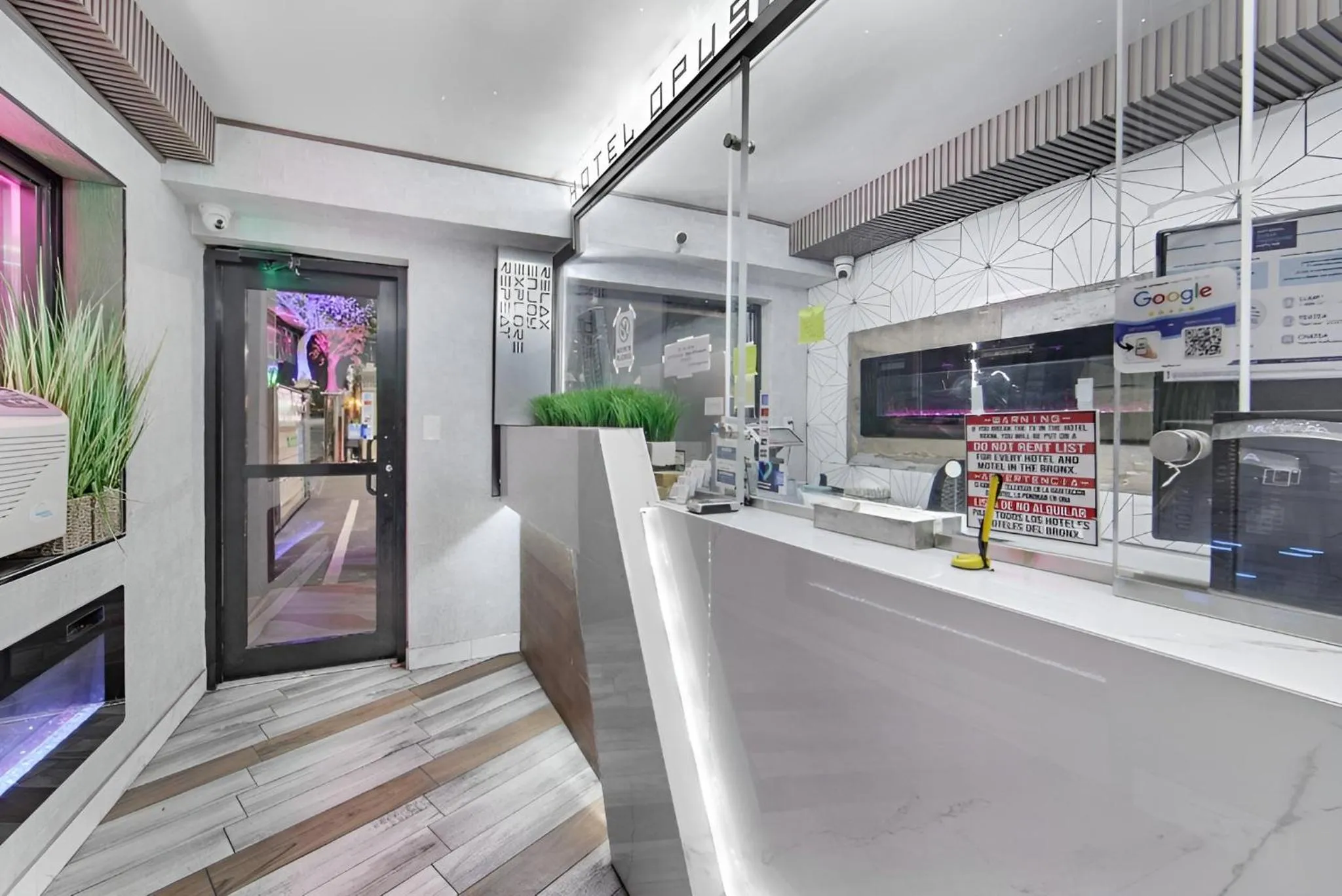 Hotel OPUS Bronx Near Bay Plaza Mall