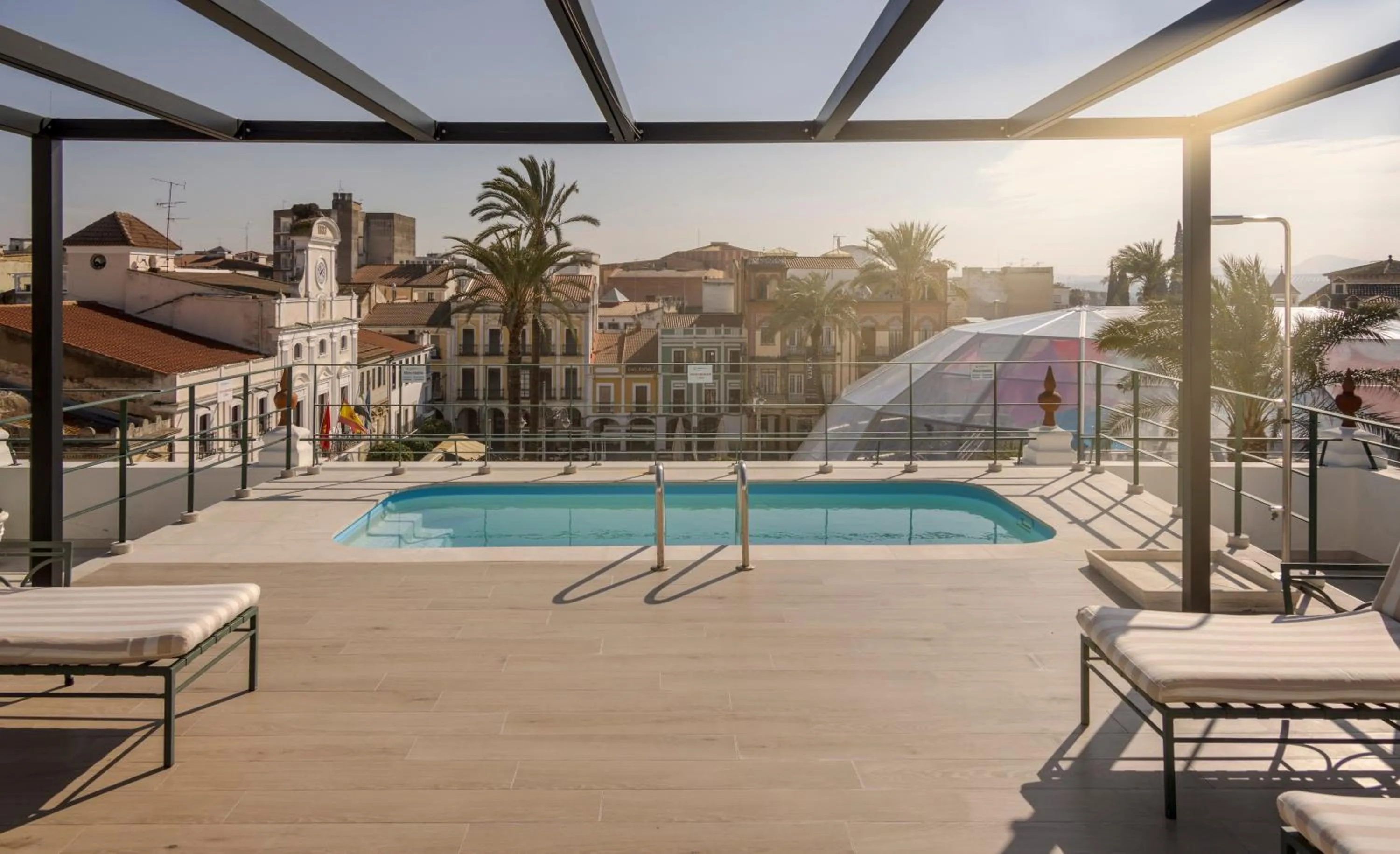 Swimming pool in Hotel Ilunion Mérida Palace