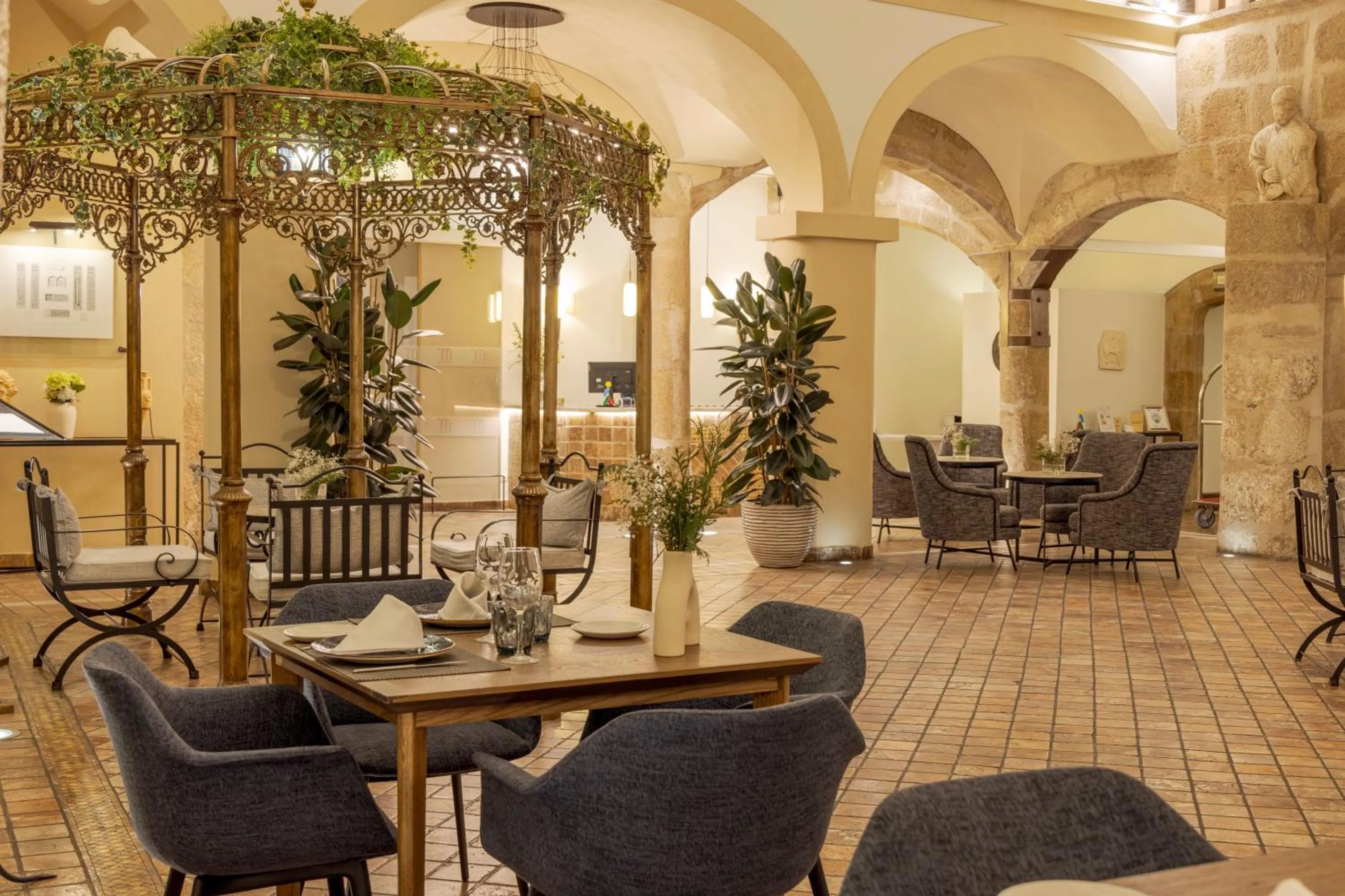 Dining area in Hotel Ilunion Mérida Palace