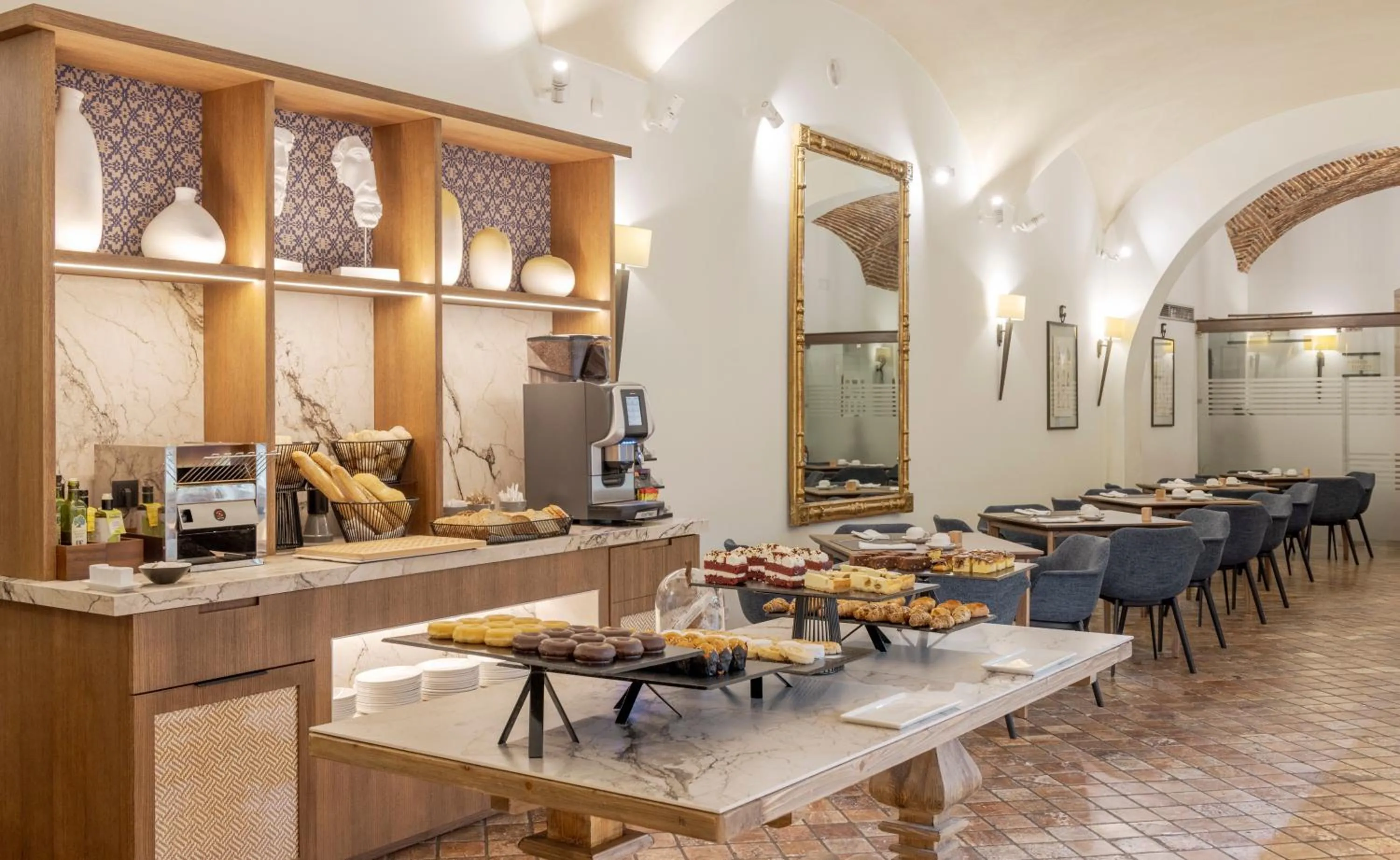 Restaurant/places to eat in Hotel Ilunion Mérida Palace