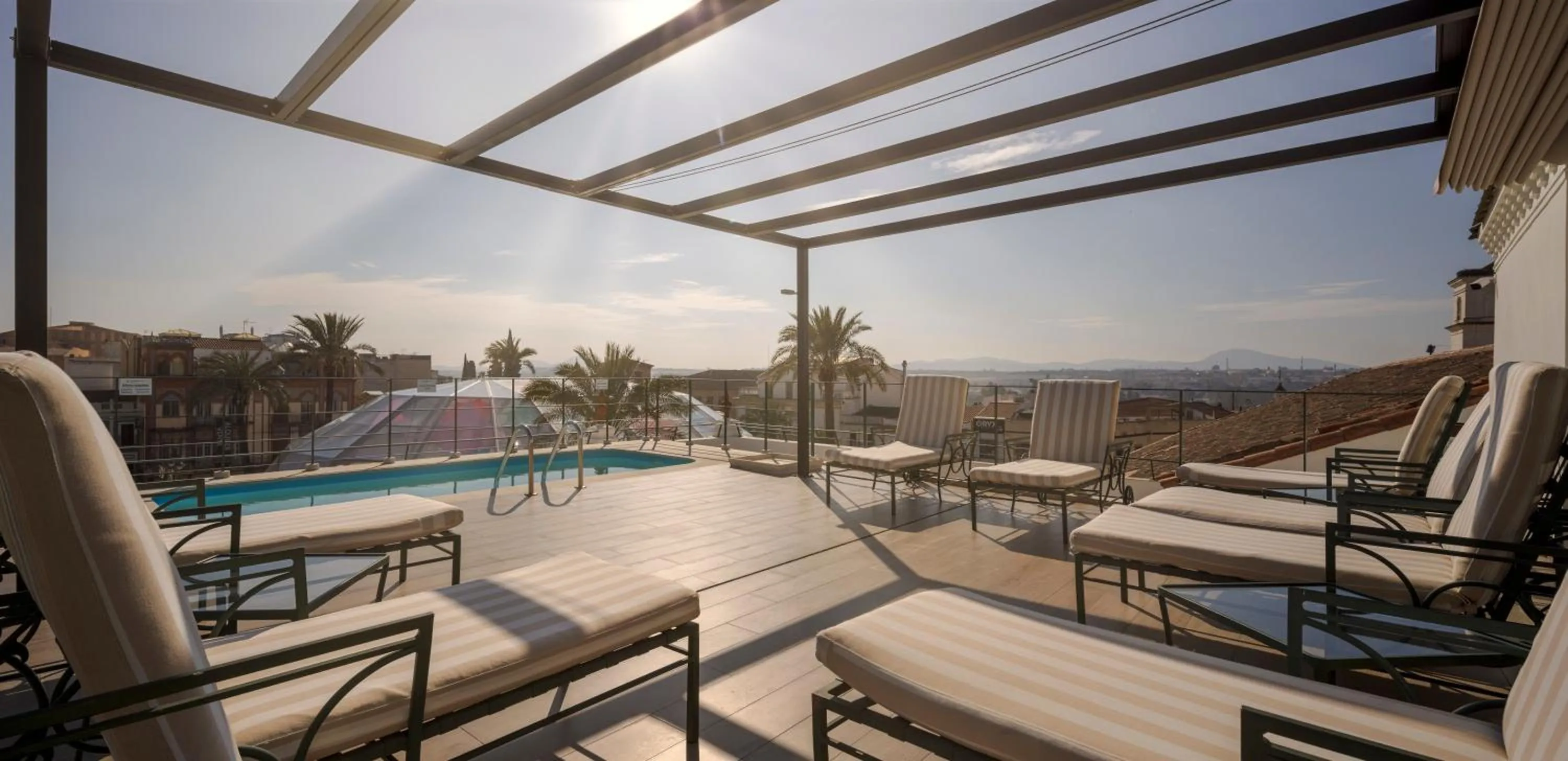 Swimming pool in Hotel Ilunion Mérida Palace