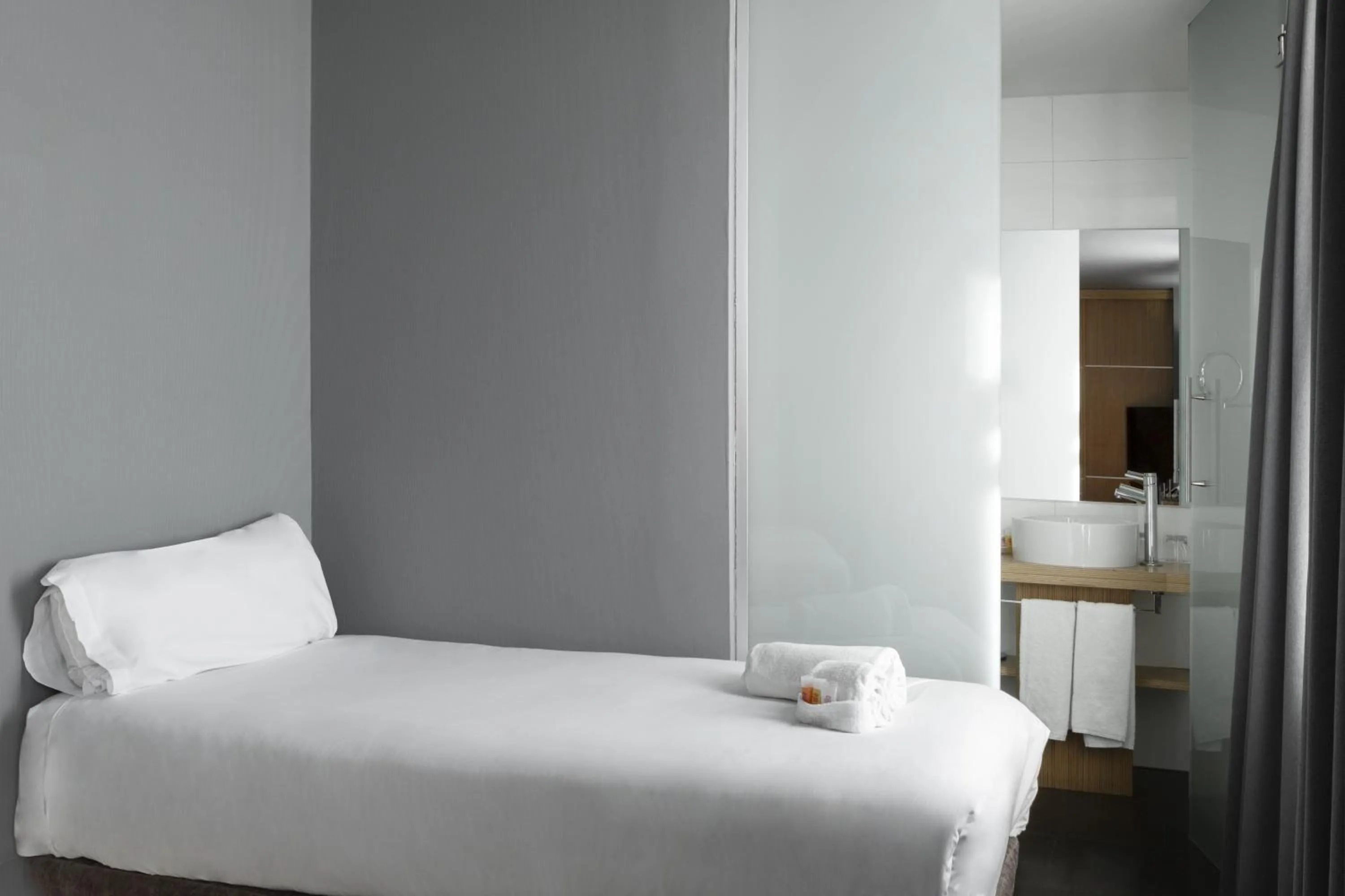 Bedroom, Bed in Petit Palace Alcalá