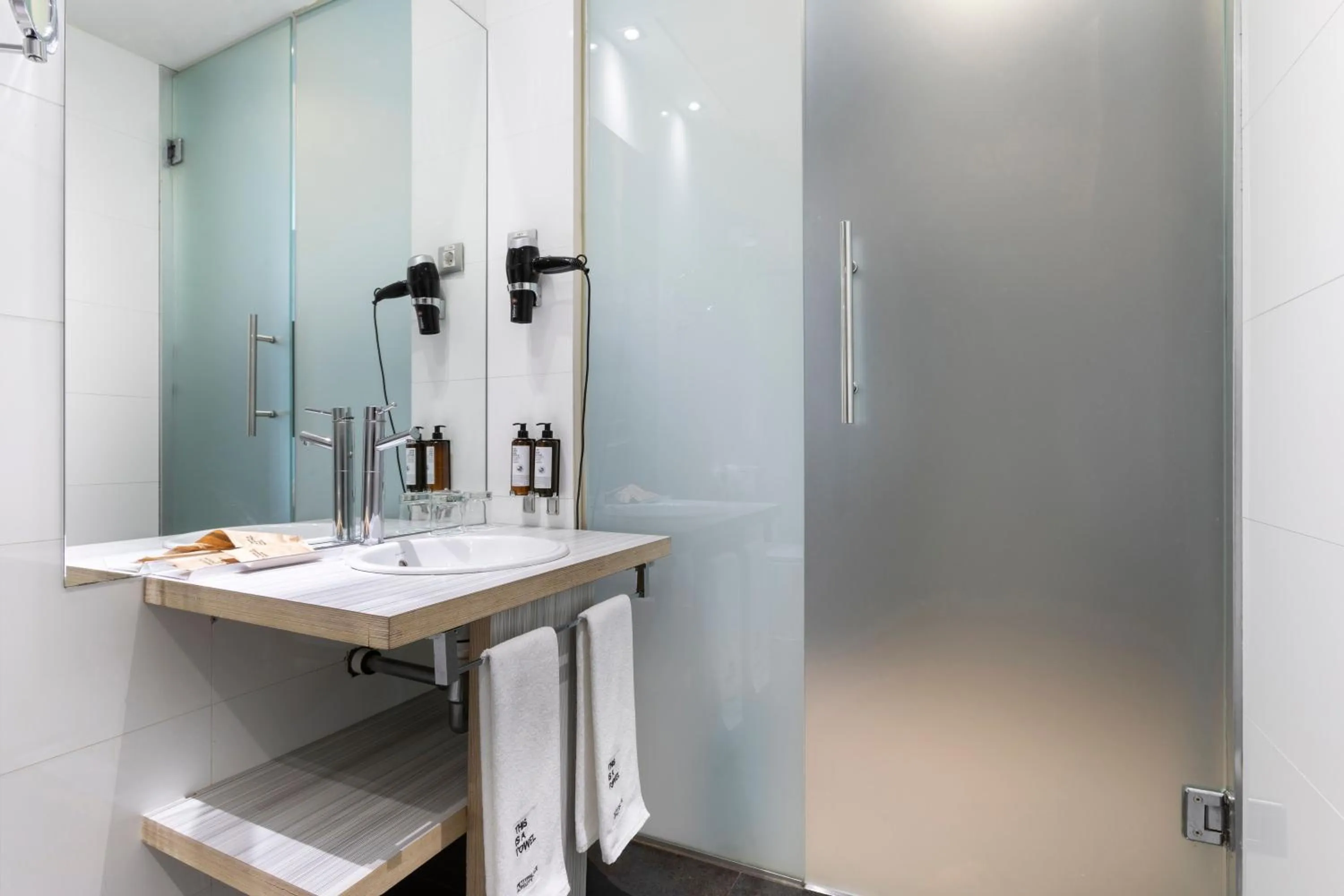 Bathroom in Petit Palace Alcalá