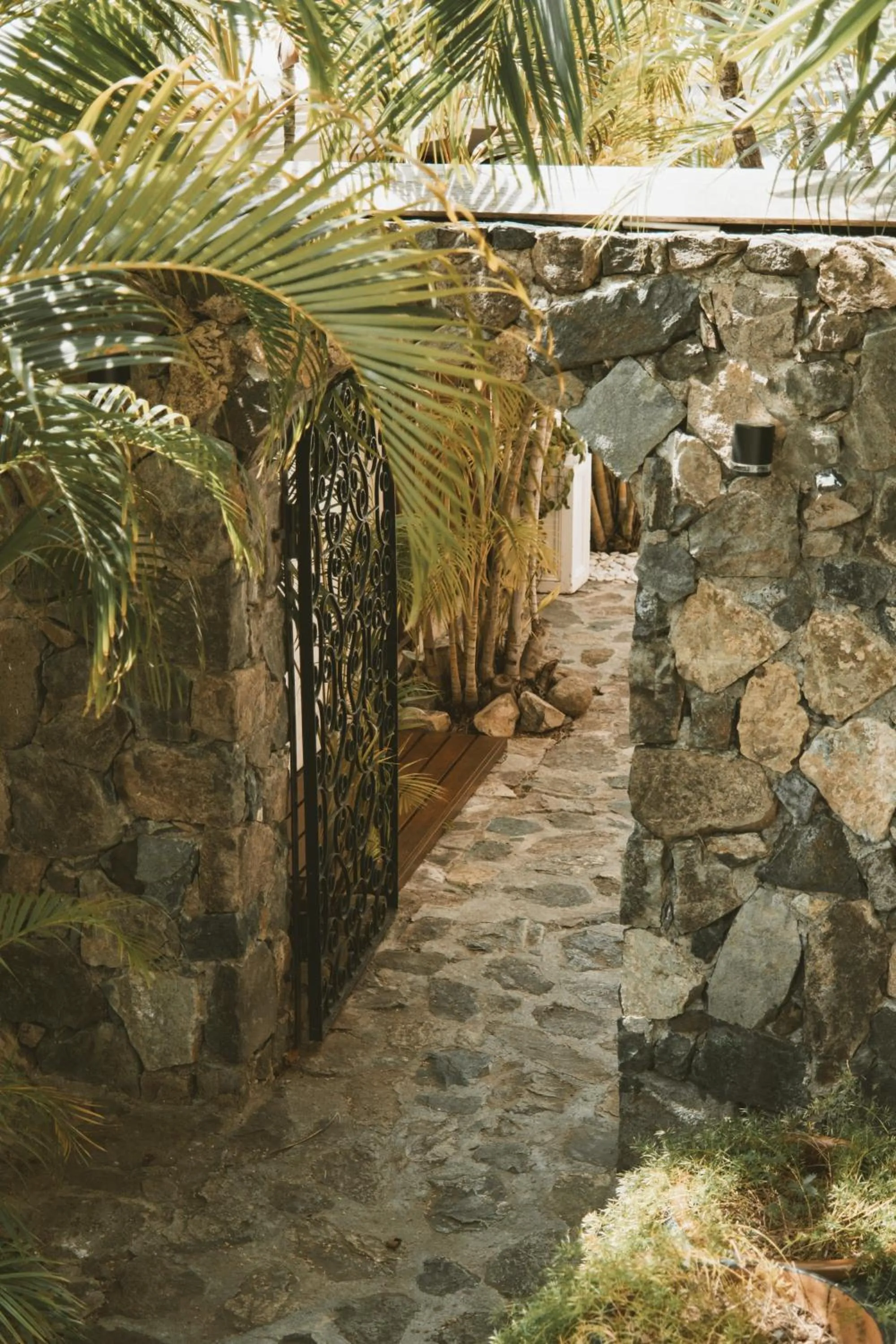 Text overlay in La Villa Hibiscus, Saint Martin