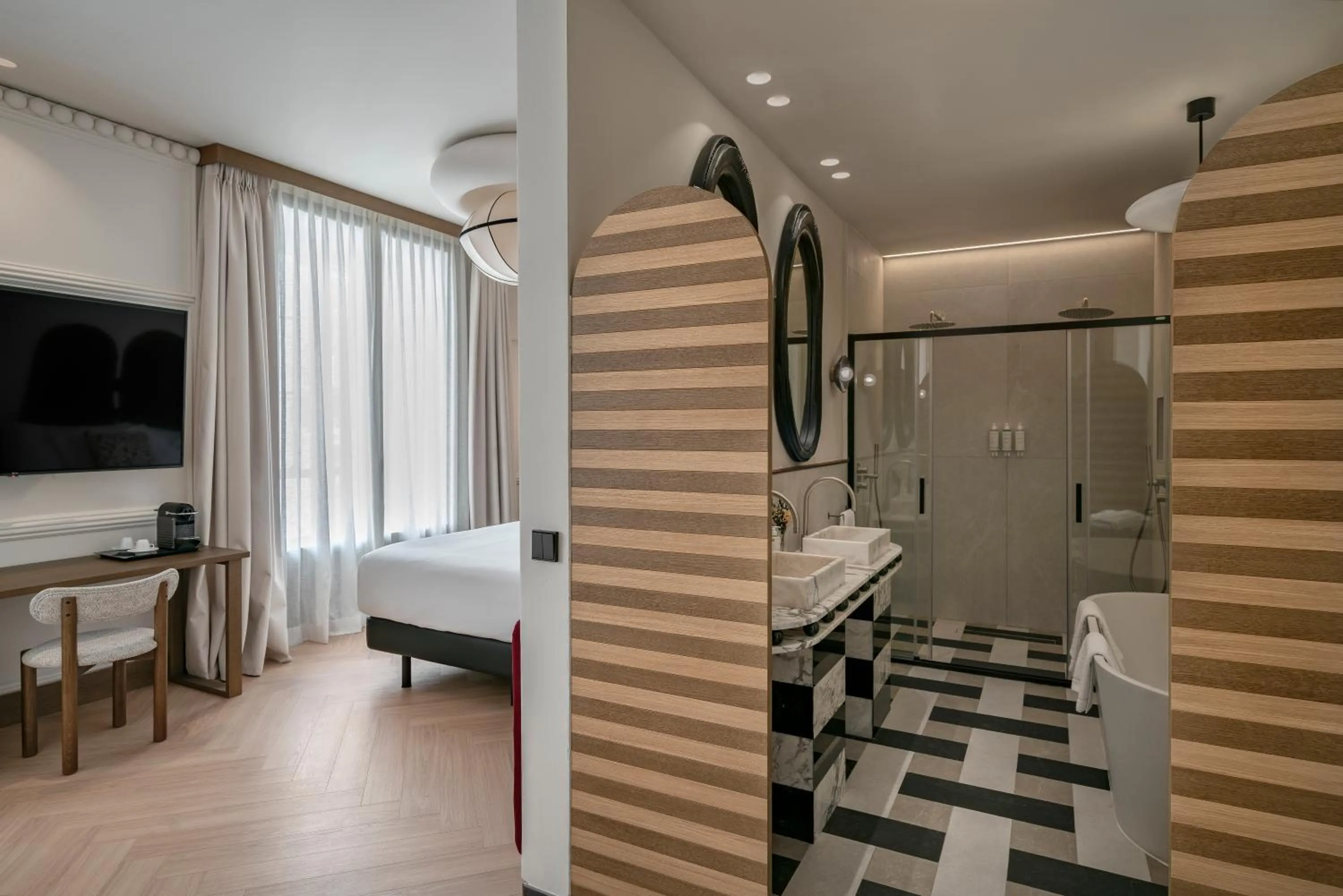 Bathroom, Bed in Vincci Soho