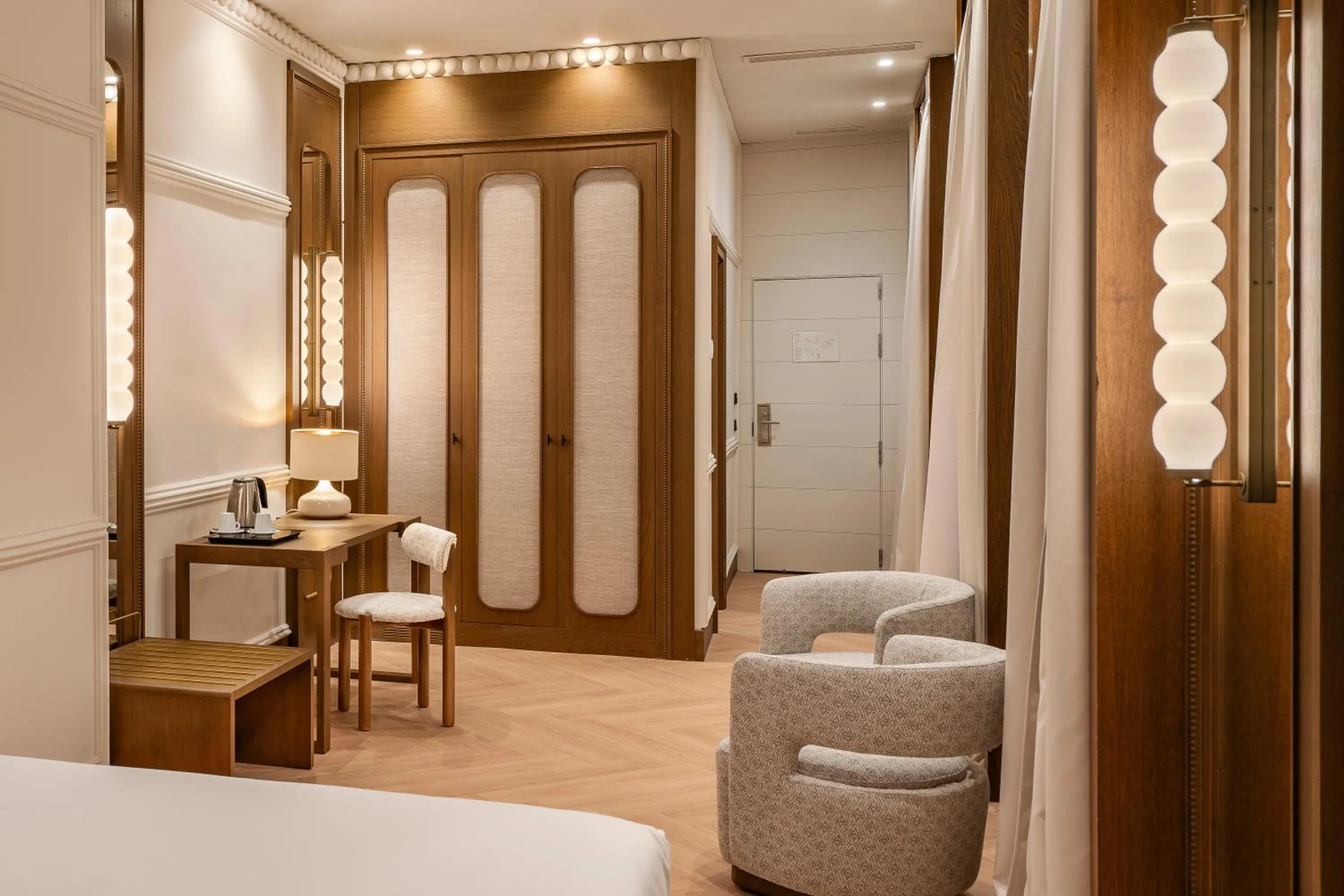 Seating area, Bed in Vincci Soho