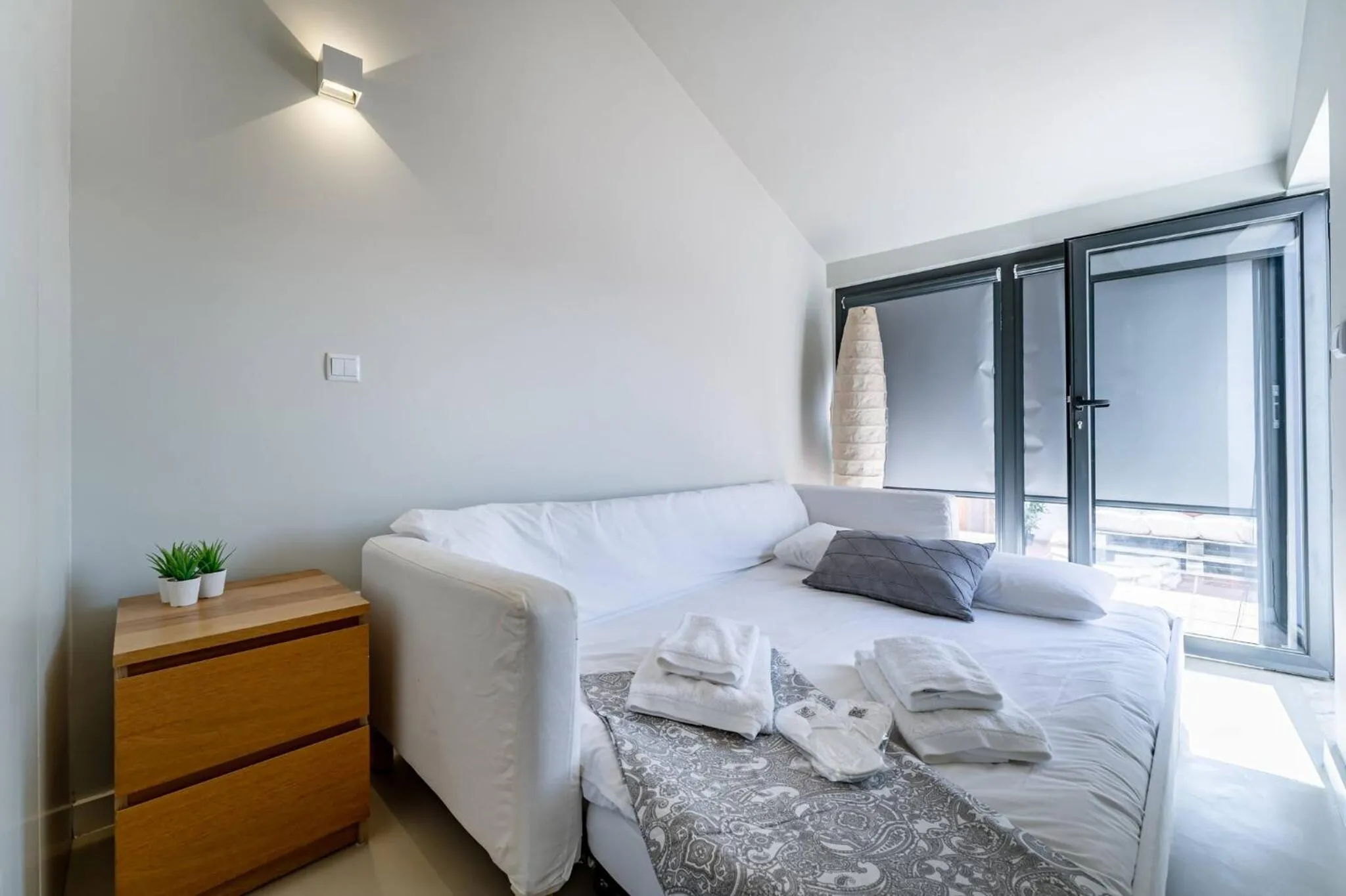 Communal lounge/ TV room, Bed in Downtown Private Rooftop Experience