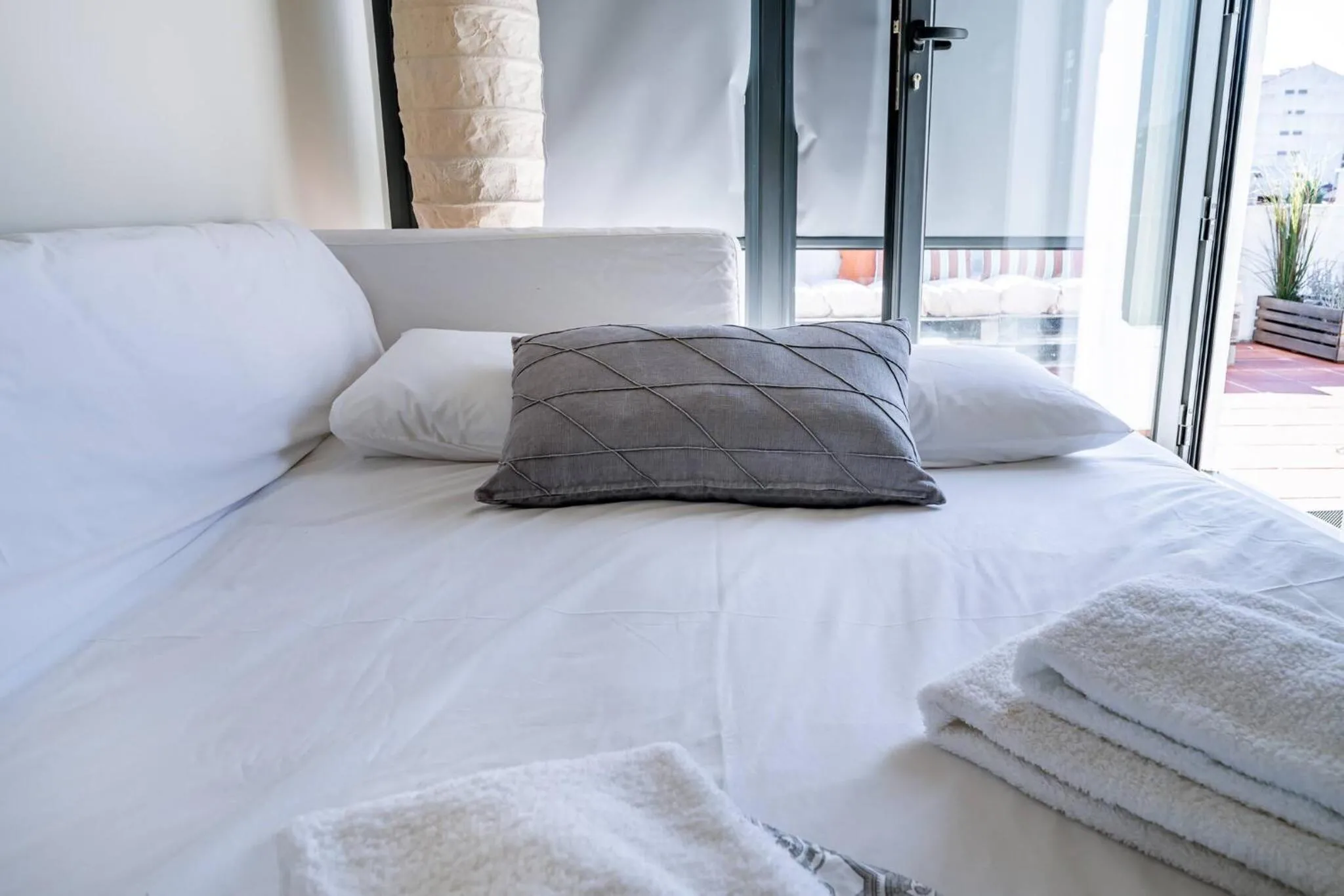 Communal lounge/ TV room, Bed in Downtown Private Rooftop Experience