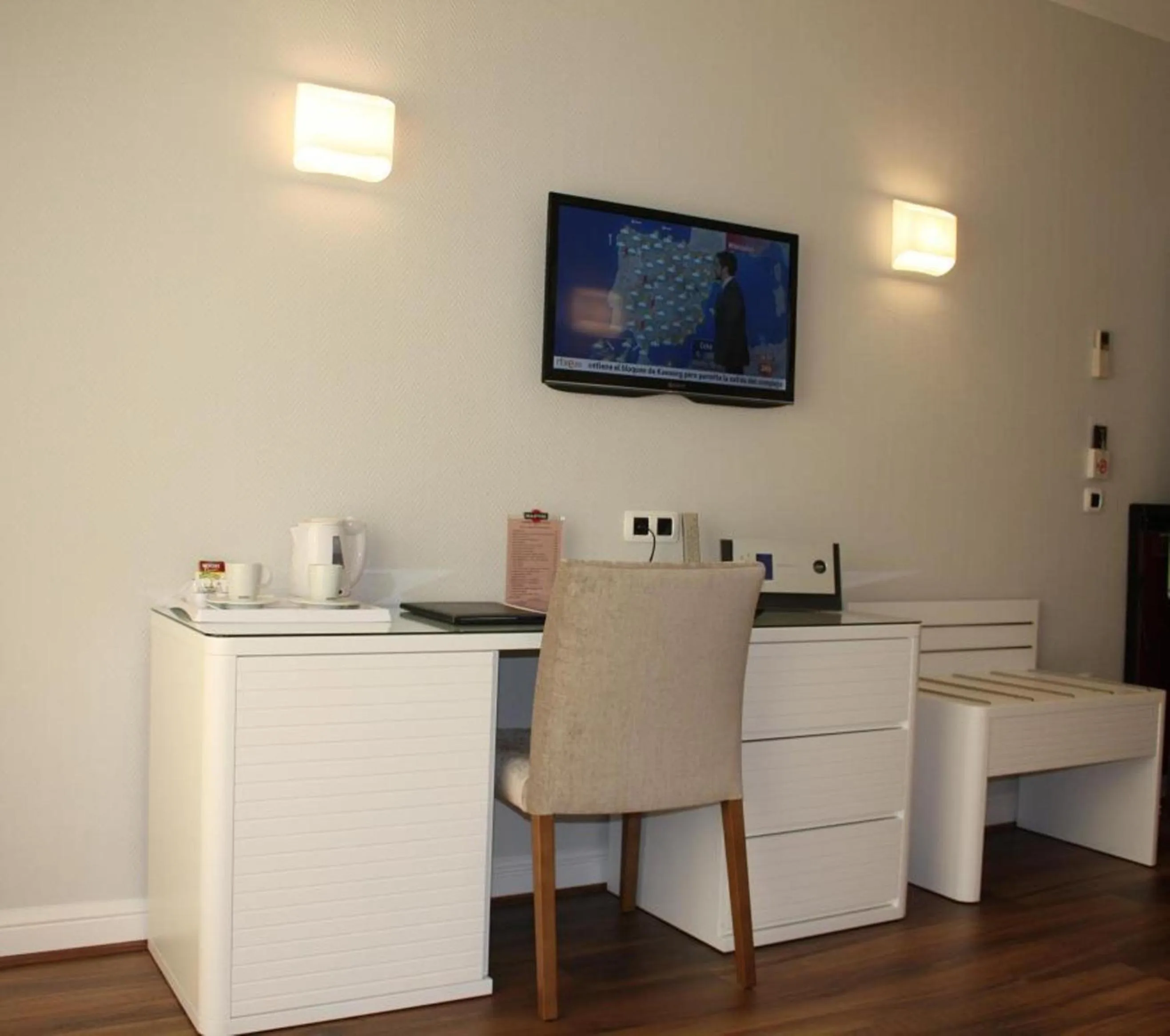 TV and multimedia in Las Rocas Playa Hotel