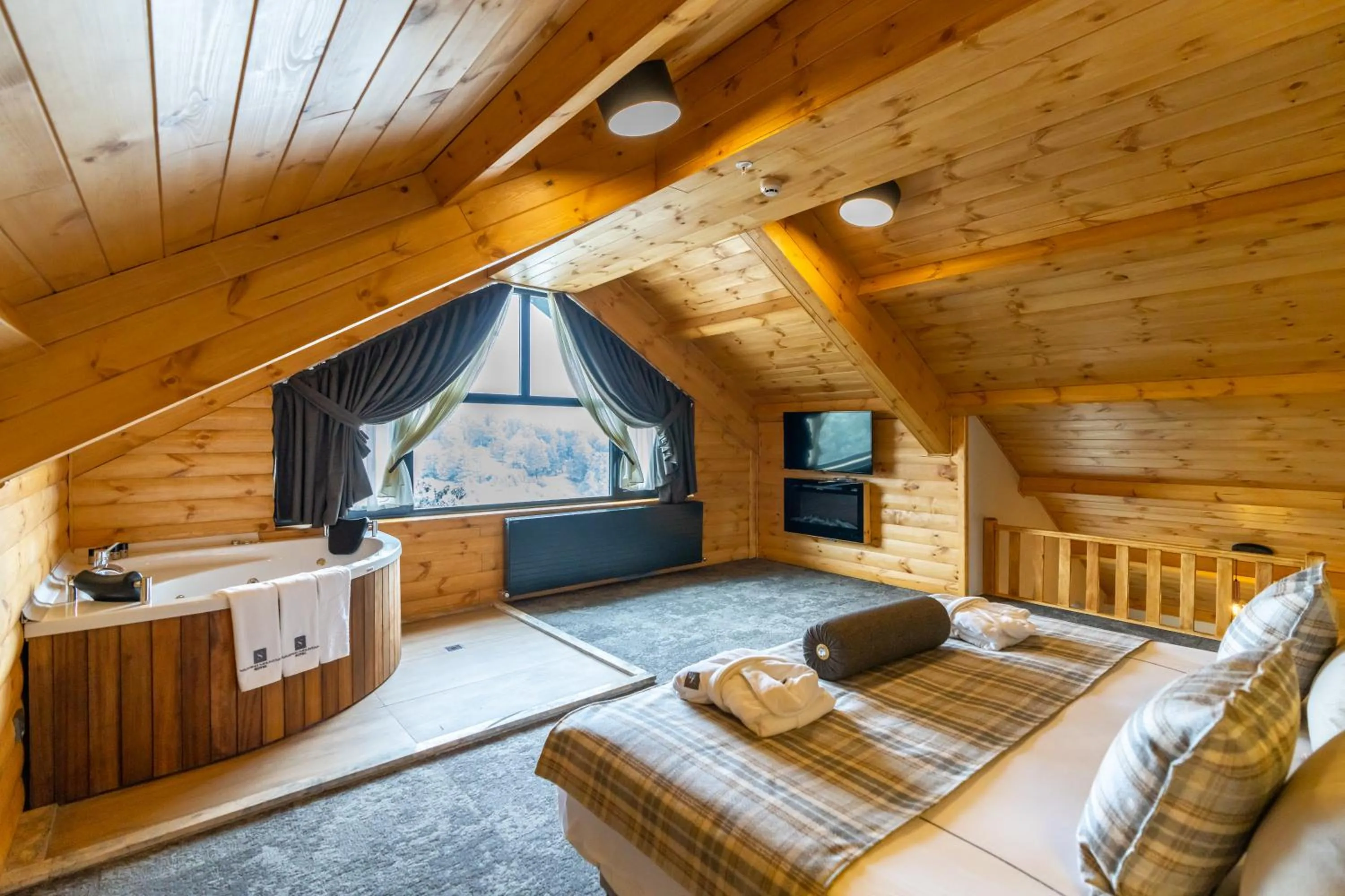 Hot Tub, Bed in SARPİNO MOUNTAİN HOTEL