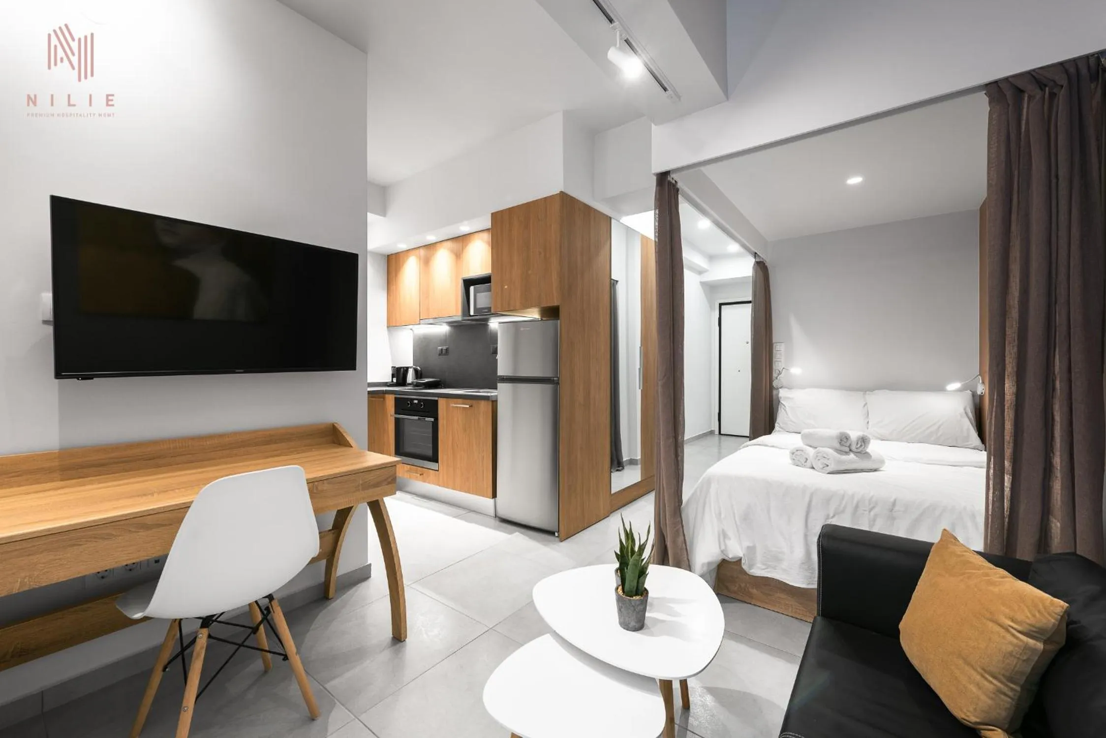 Kitchen or kitchenette, Bed in Big Apple, Nilie Hospitality MGMT