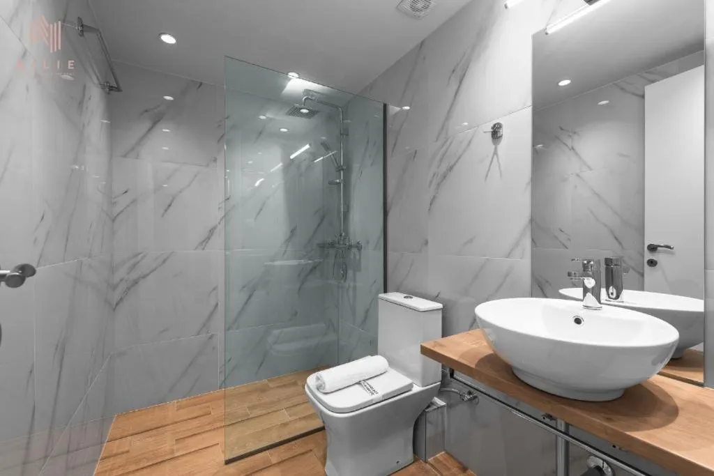 Bathroom in Big Apple, Nilie Hospitality MGMT