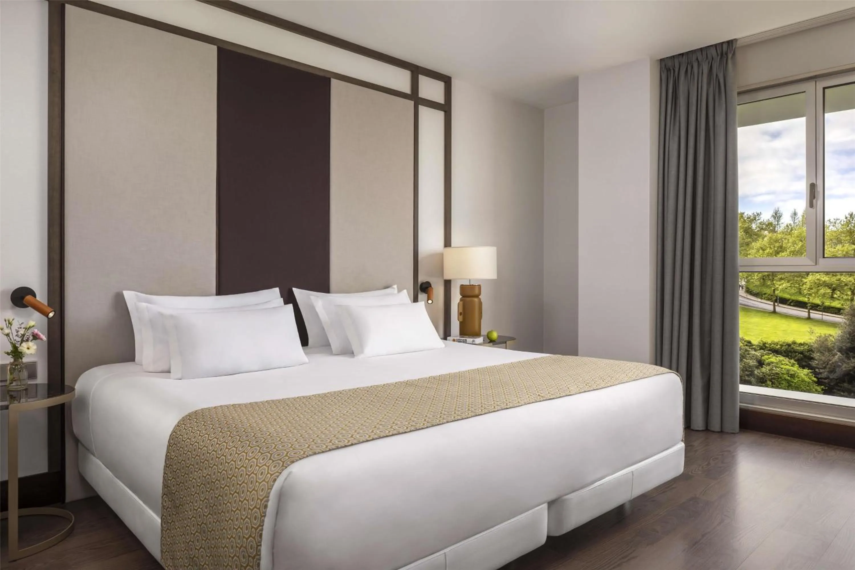 Photo of the whole room, Bed in NH Collection Santiago de Compostela