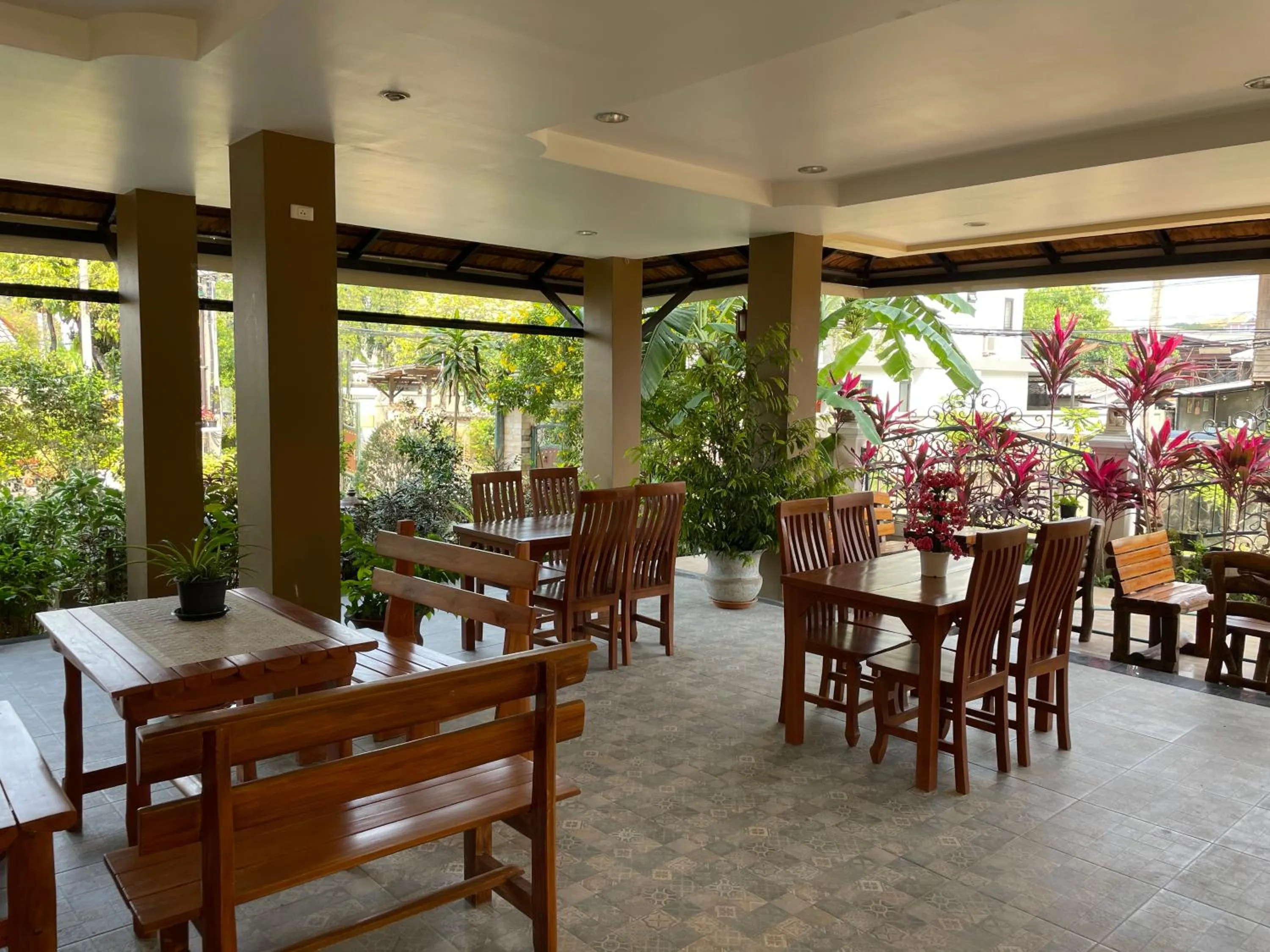 Restaurant/places to eat in Laph Kham House