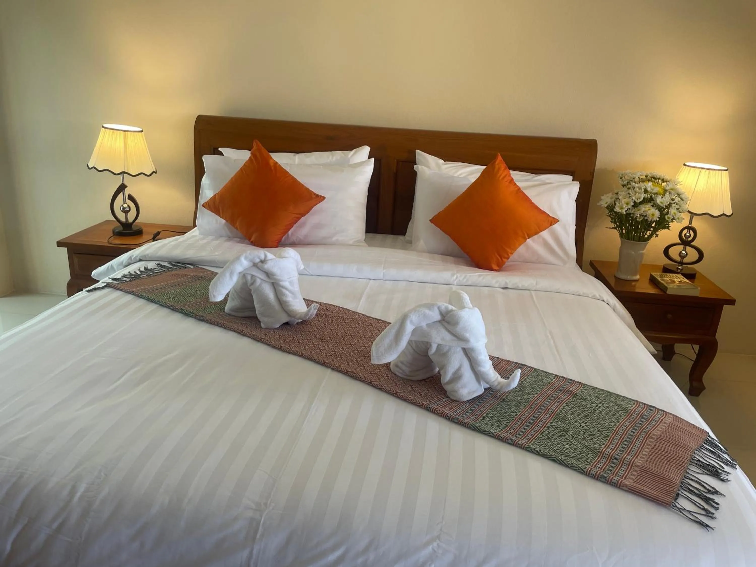 Restaurant/places to eat, Bed in Laph Kham House