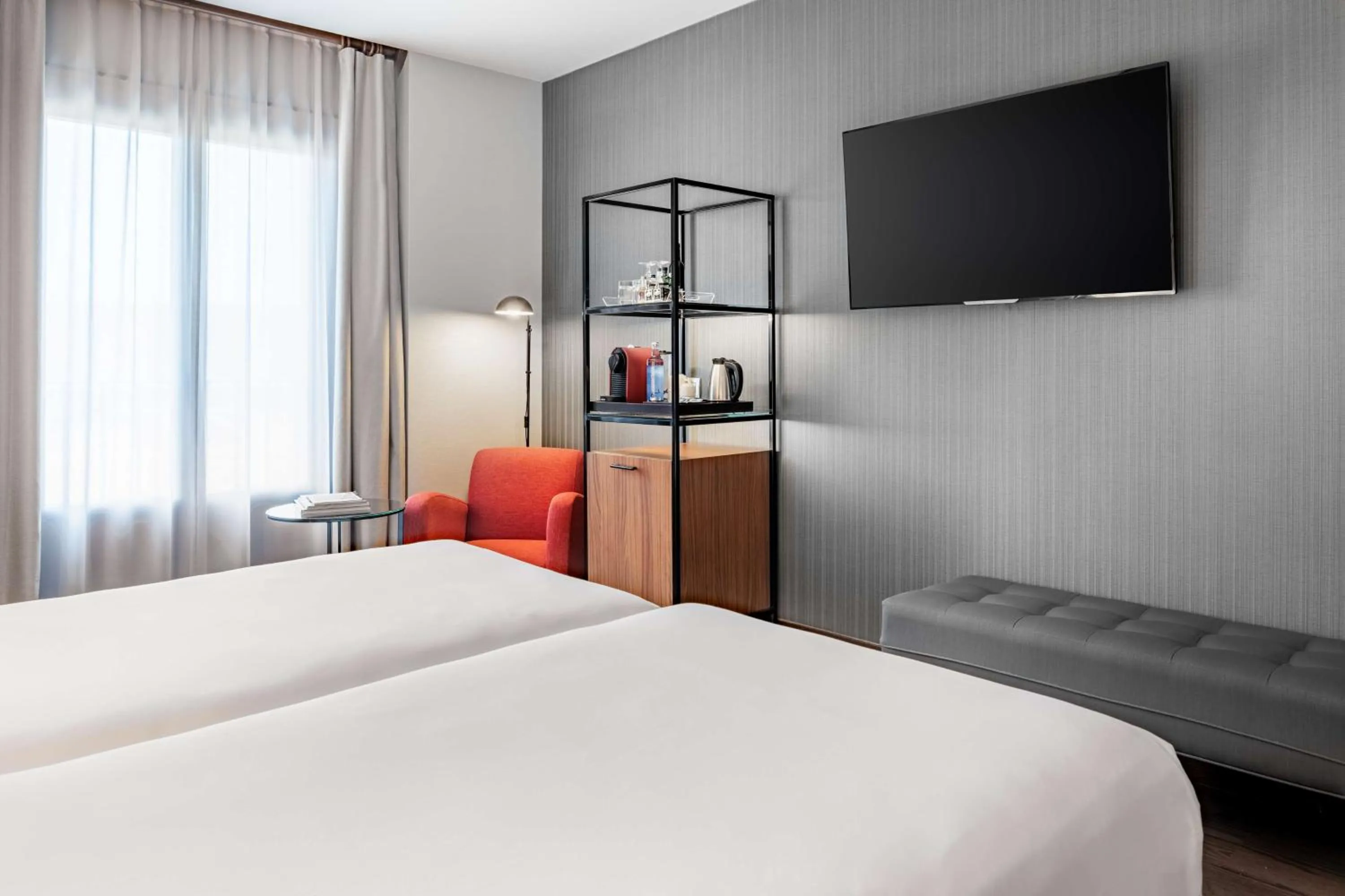 Photo of the whole room, Bed in NH Collection León Plaza Mayor