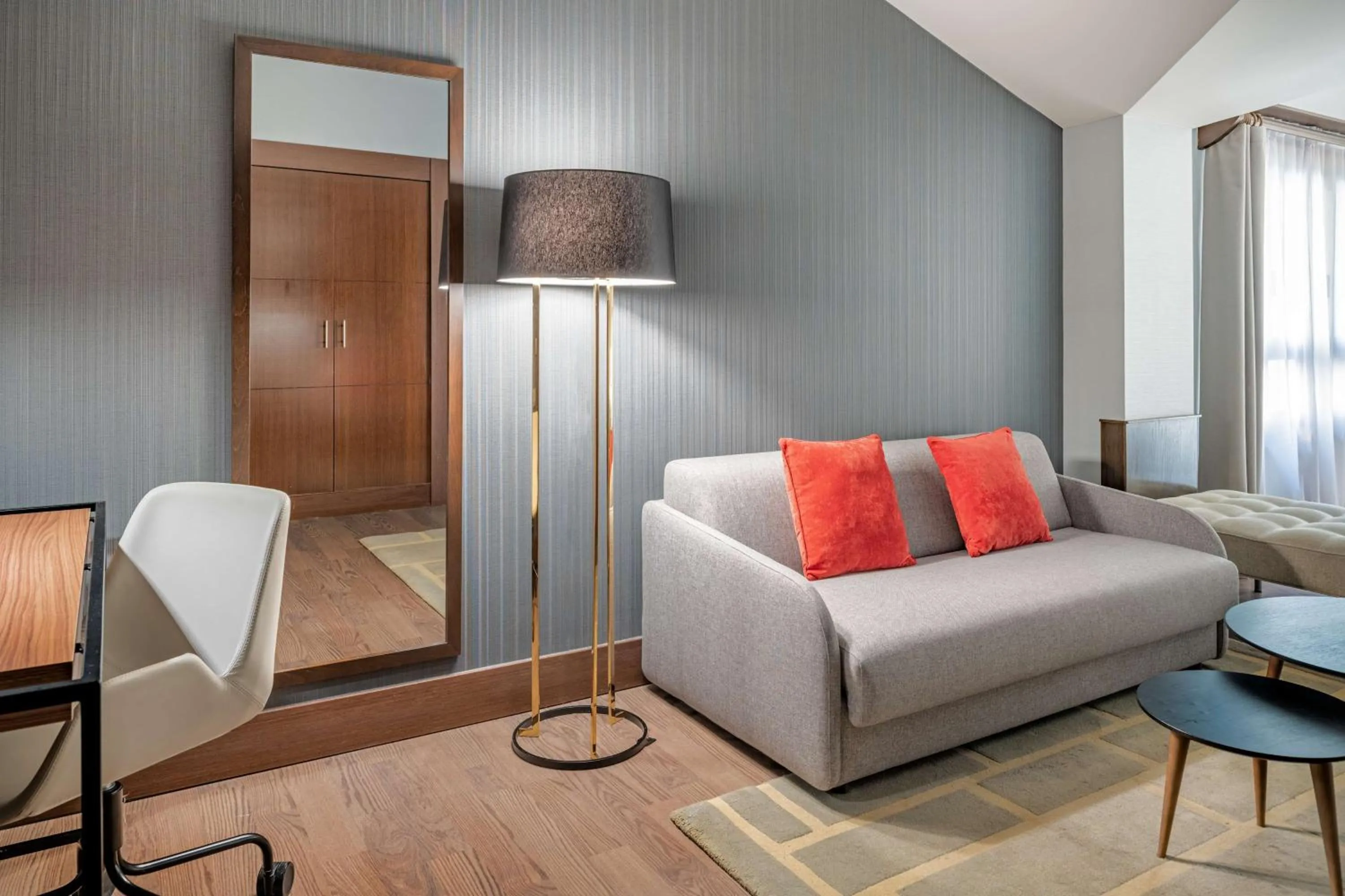 Photo of the whole room in NH Collection León Plaza Mayor