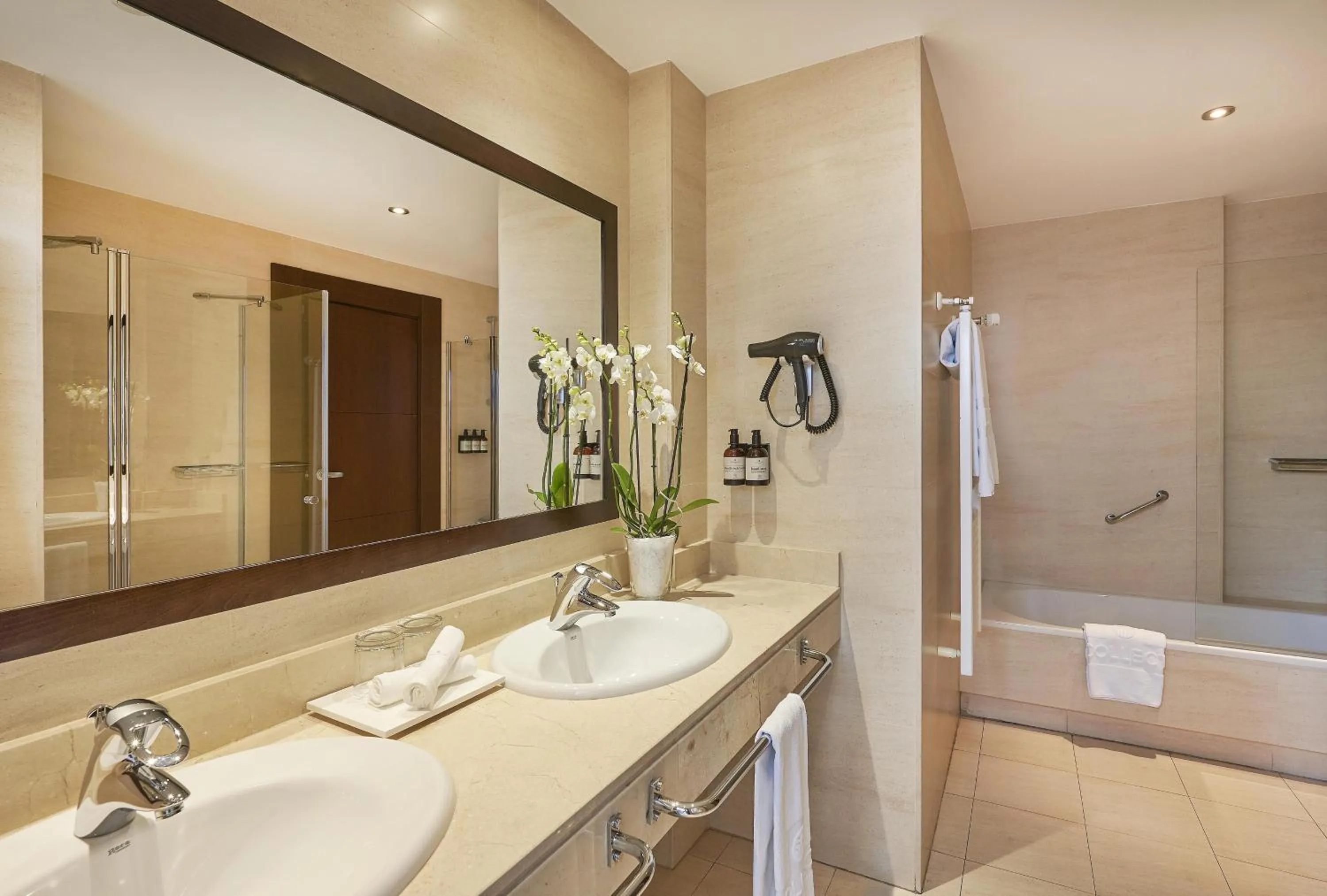 Bathroom in NH Collection León Plaza Mayor