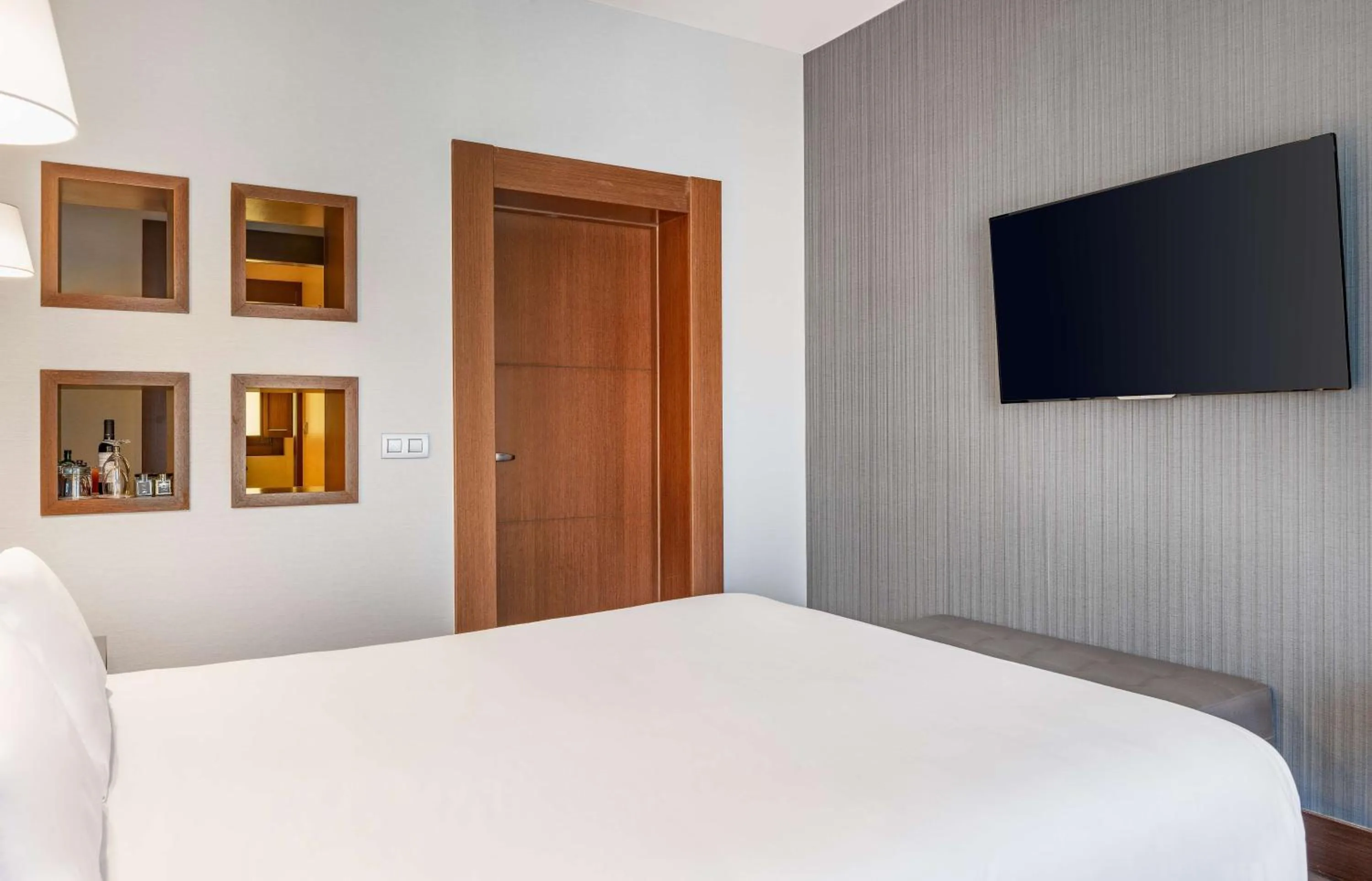 Photo of the whole room, Bed in NH Collection León Plaza Mayor